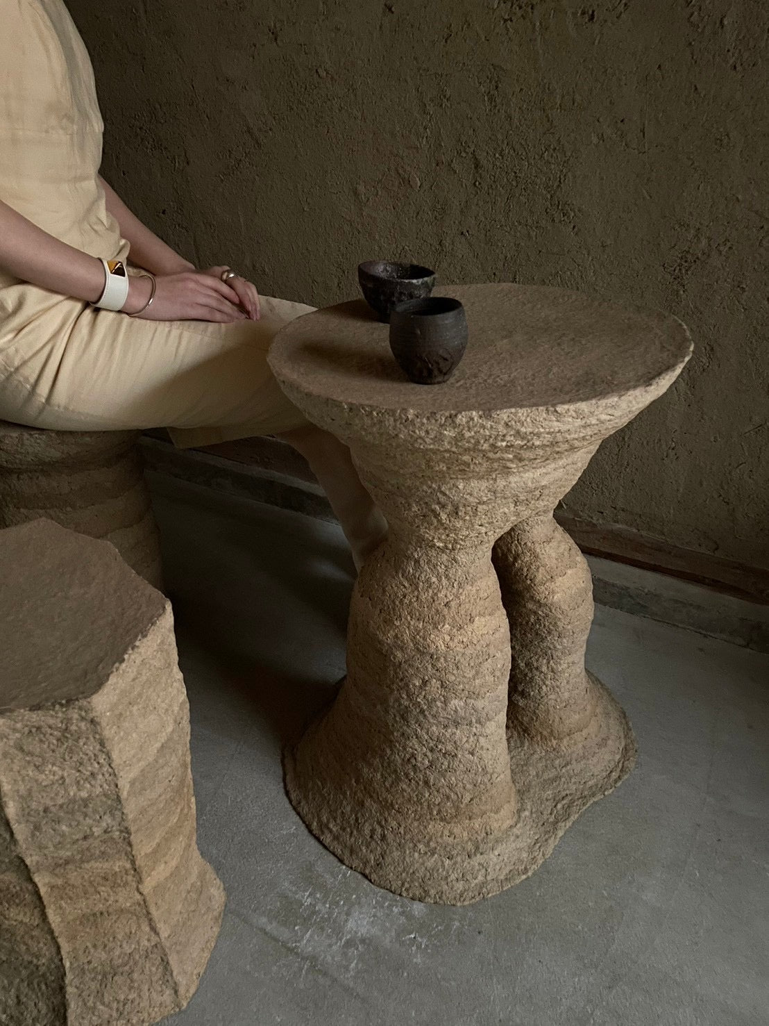 Langackerhäuslの再生紙パルプ彫刻ADOBE Table no.4。昆虫の巣をイメージし、幾層にも塗り重ねられた有機的な質感が美しい、高さ59cmのハンドメイド一点ものアートテーブル。