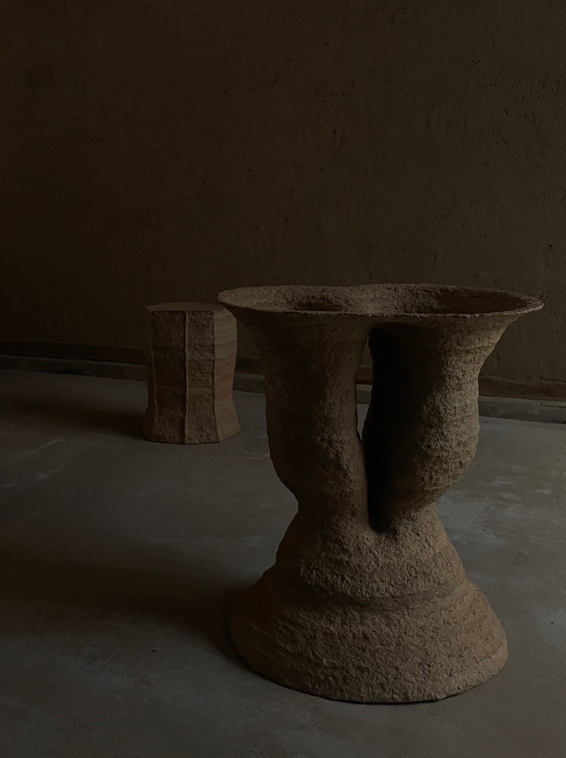 Langackerhäuslの再生紙パルプ彫刻ADOBE Table no.4。昆虫の巣をイメージし、幾層にも塗り重ねられた有機的な質感が美しい、高さ59cmのハンドメイド一点ものアートテーブル。