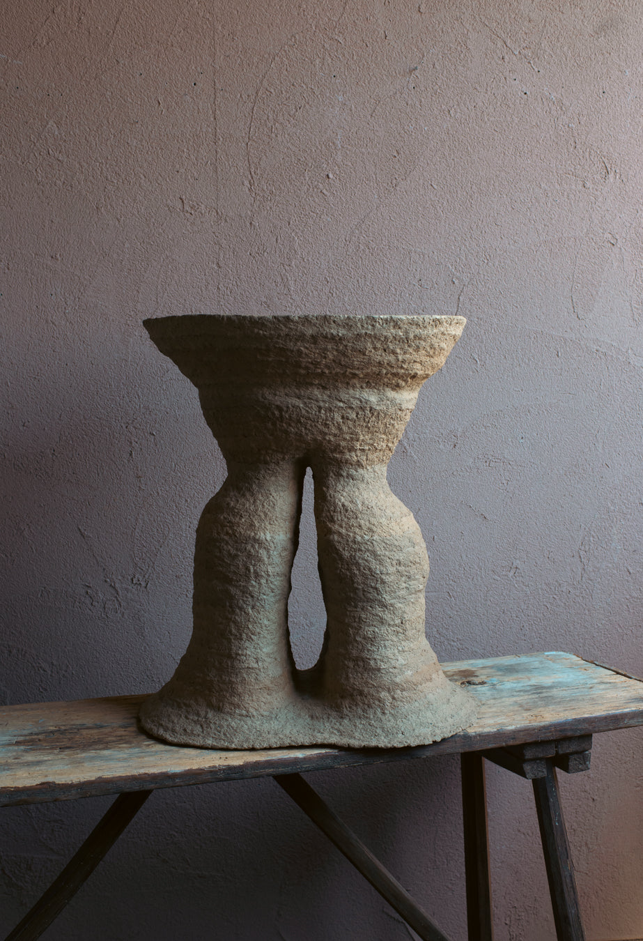 Langackerhäuslの再生紙パルプ彫刻ADOBE Table no.4。昆虫の巣をイメージし、幾層にも塗り重ねられた有機的な質感が美しい、高さ59cmのハンドメイド一点ものアートテーブル。