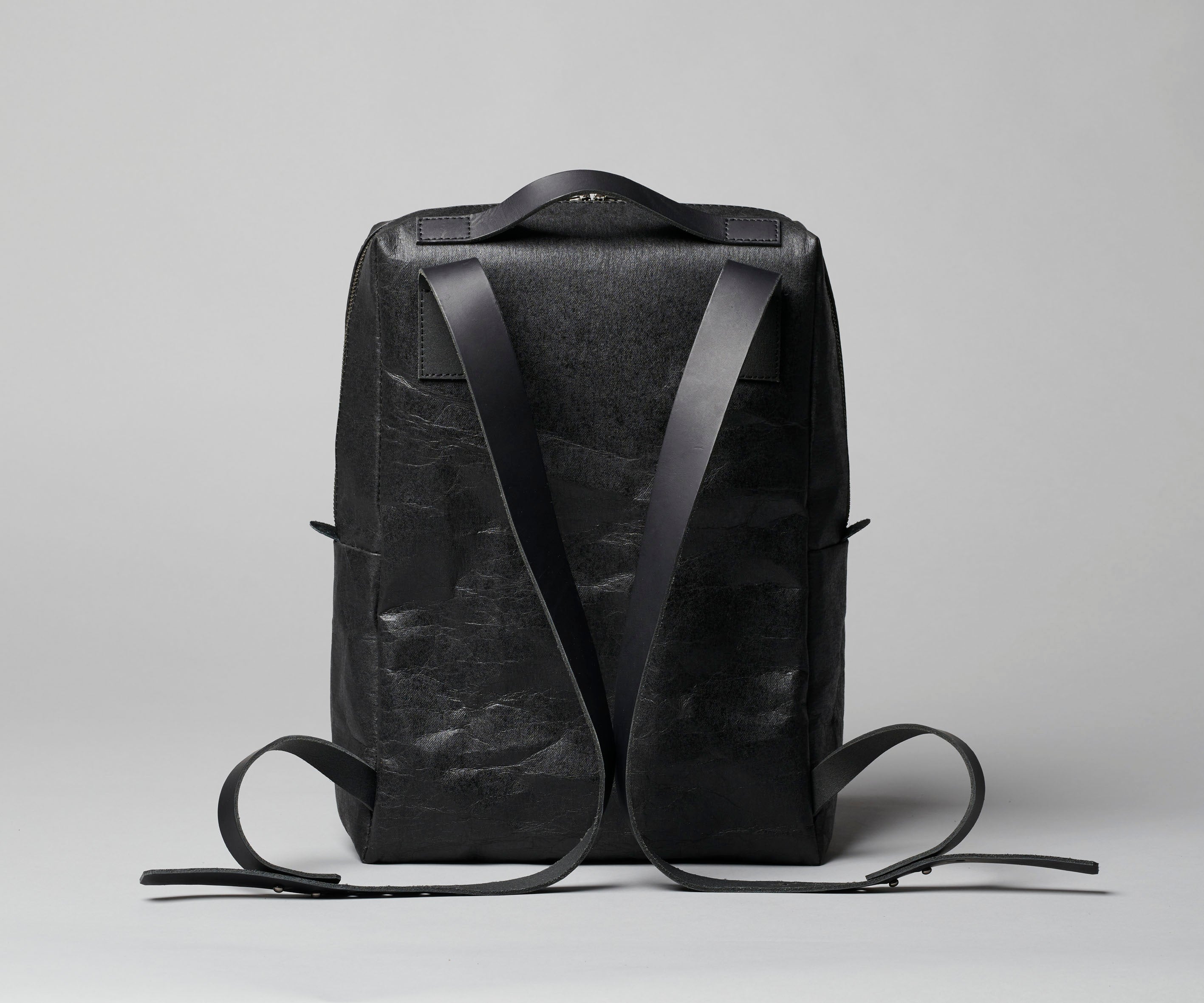 LangackerhäuslのBACKPACK。ドイツ製レザーと特殊加工紙を使用し、ブラック、炭色、亜鉛色、タバコ色の4色を展開するオーストリア製ハンドメイドバックパック。