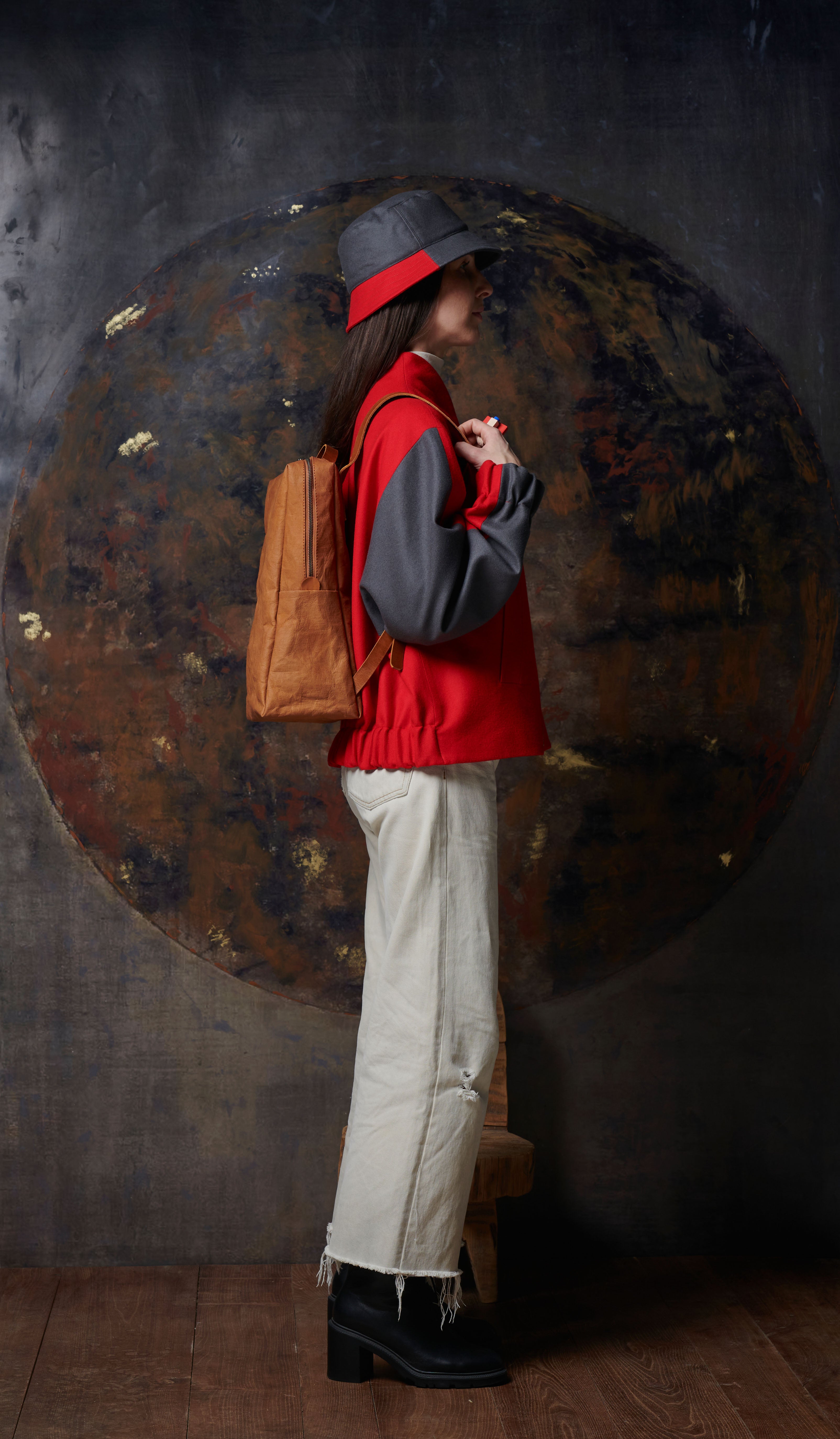 LangackerhäuslのBACKPACK。ドイツ製レザーと特殊加工紙を使用し、ブラック、炭色、亜鉛色、タバコ色の4色を展開するオーストリア製ハンドメイドバックパック。