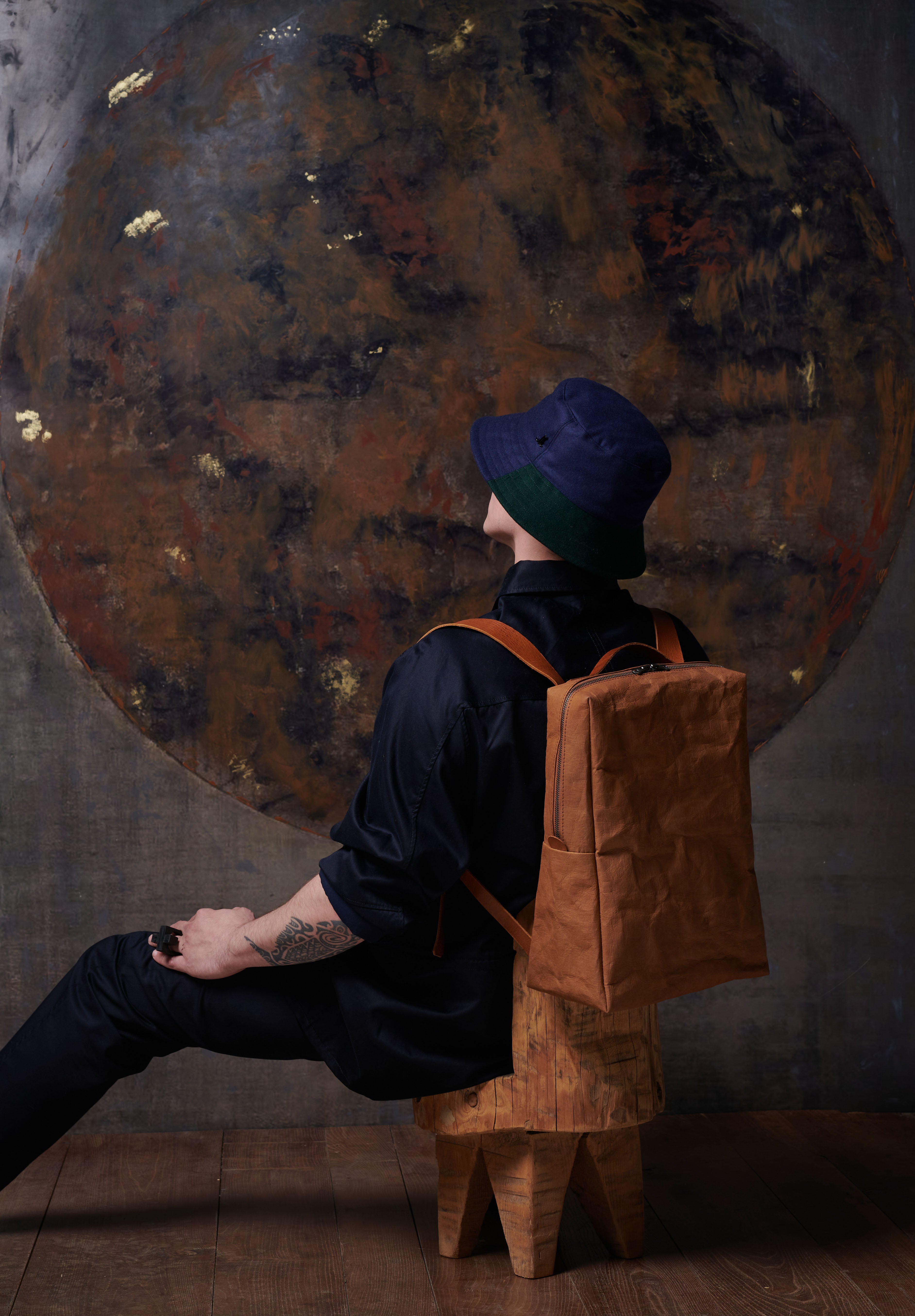 LangackerhäuslのBACKPACK。ドイツ製レザーと特殊加工紙を使用し、ブラック、炭色、亜鉛色、タバコ色の4色を展開するオーストリア製ハンドメイドバックパック。