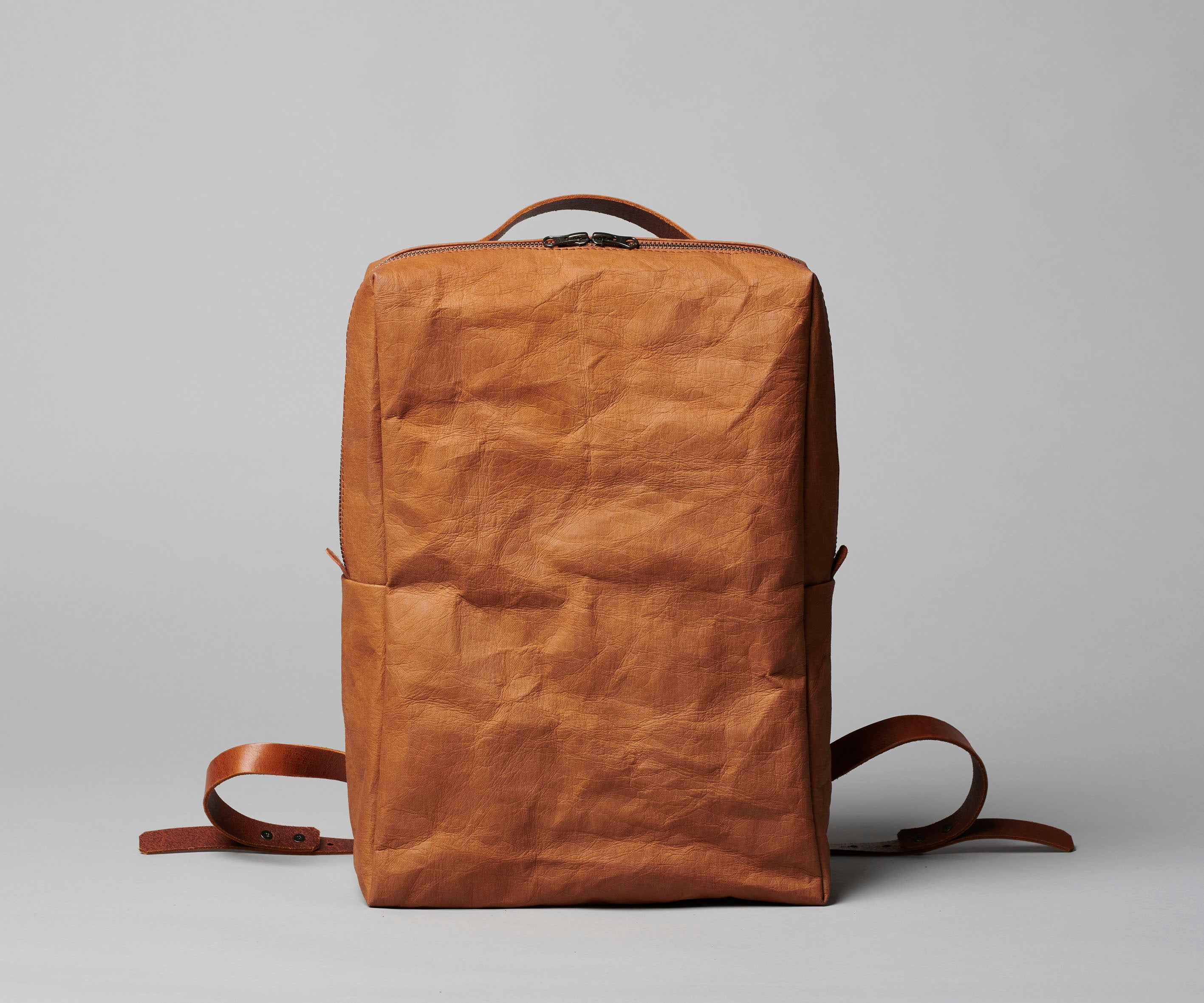 LangackerhäuslのBACKPACK。ドイツ製レザーと特殊加工紙を使用し、ブラック、炭色、亜鉛色、タバコ色の4色を展開するオーストリア製ハンドメイドバックパック。