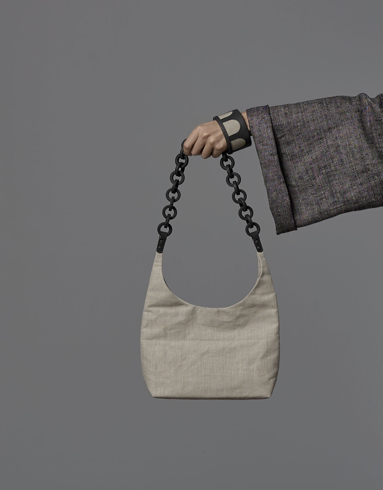 LangackerhäuslとVieböckのリネンバッグBASAR(バザー)。オーガニックリネンのボディに、25のパーツを連結した独自の「Tor」紙製リングチェーンを配した、オーストリア製ハンドメイドバッグ。