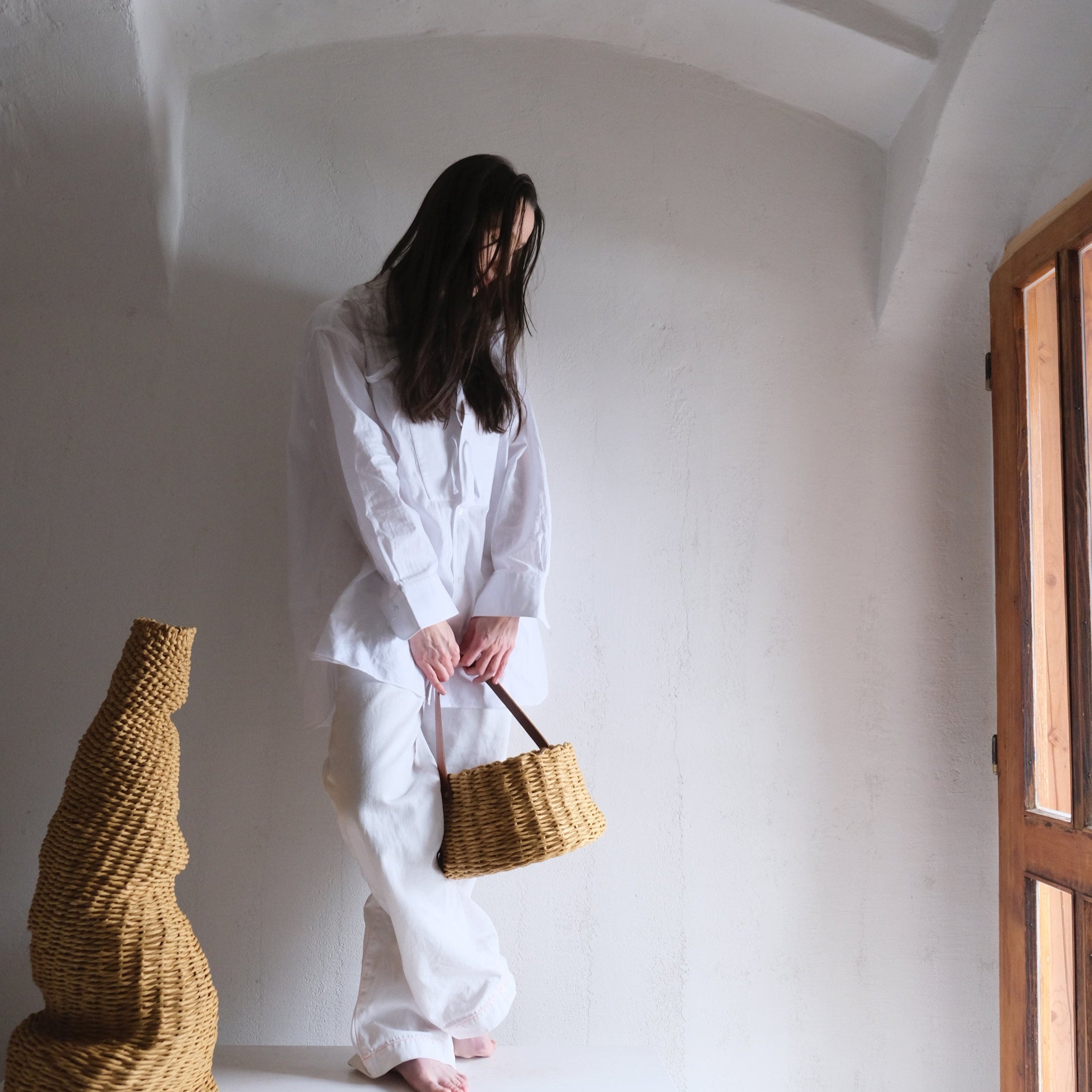 フランス製紙撚り糸をデザイナーが手編みしたCOCOON BASKET(コクーン バスケット)。丸みのある繭のようなフォルムと、真鍮金具で固定されたレザーハンドルが美しい、オーストリア製ハンドメイドのカゴバッグ。