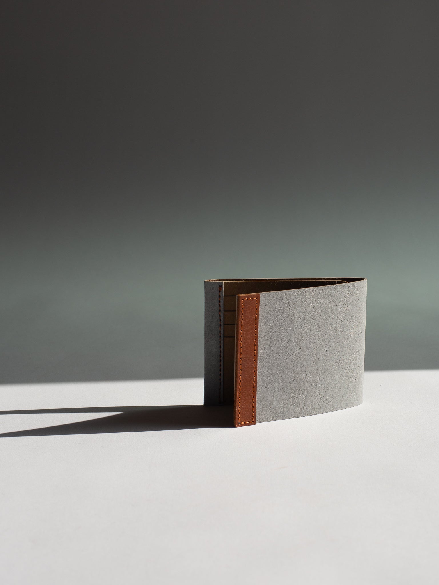LangackerhäuslのコンクリートカードケースDECIMAL(デシマル)。特殊加工紙にコンクリートを塗布した独創的な素材と、上質なレザーパーツが調和する、オーストリア製ハンドメイド財布。