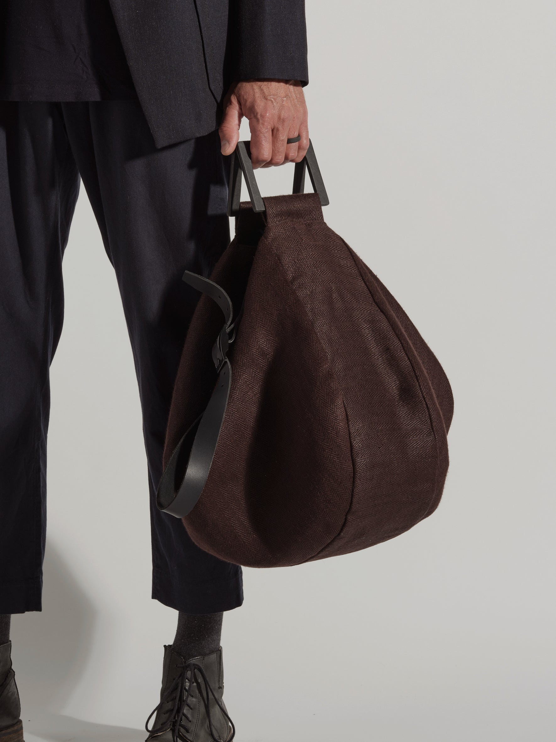 LangackerhäuslのオーバーサイズショルダーバッグDRIFTER(ドリフター)。ヘリンボーンリネンと独自の紙製ハンドルを組み合わせた、半月型のフォルムが特徴のオーストリア製ハンドメイドバッグ。