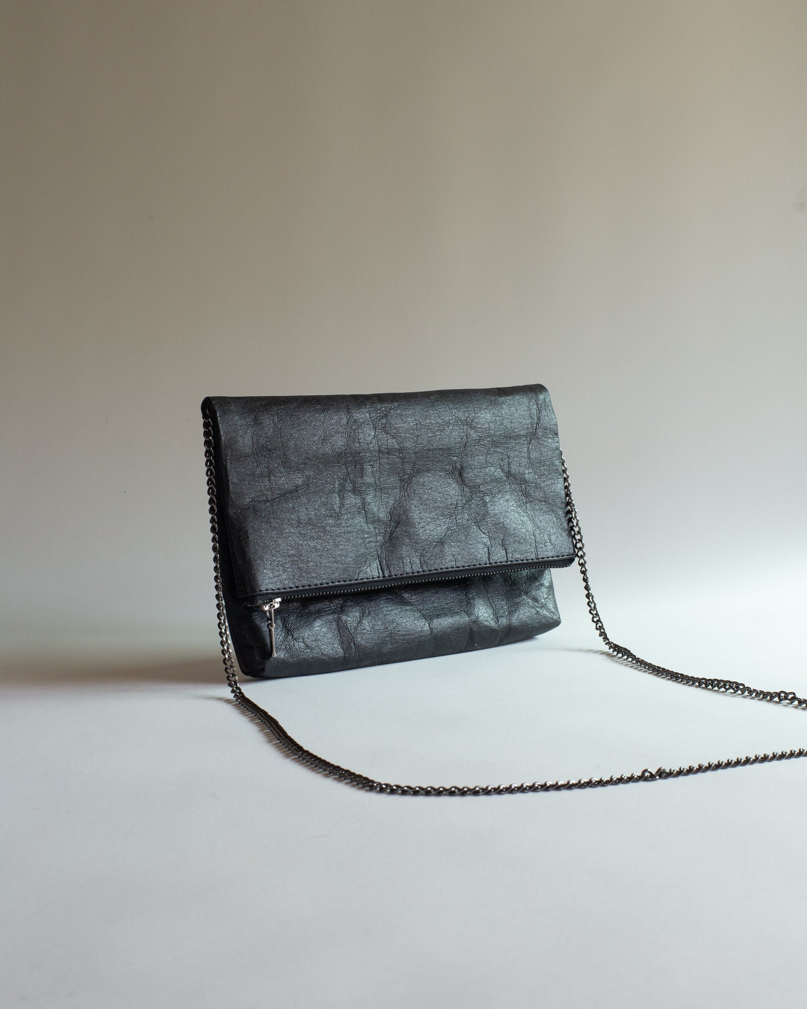 Langackerhäuslの2WAYバッグFolded Clutch(フォールデッド・クラッチ)。タフタの裏地を採用し、チェーンを付ければショルダー、外せばクラッチとして使える、亜鉛色、炭色、嵐空色のオーストリア製ハンドメイドバッグ。