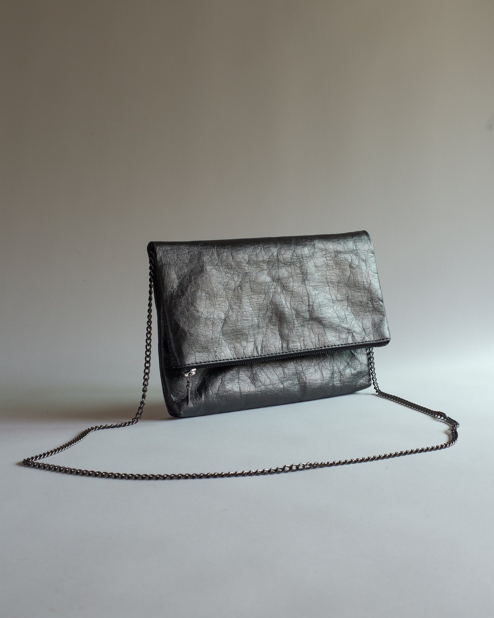 Langackerhäuslの2WAYバッグFolded Clutch(フォールデッド・クラッチ)。タフタの裏地を採用し、チェーンを付ければショルダー、外せばクラッチとして使える、亜鉛色、炭色、嵐空色のオーストリア製ハンドメイドバッグ。