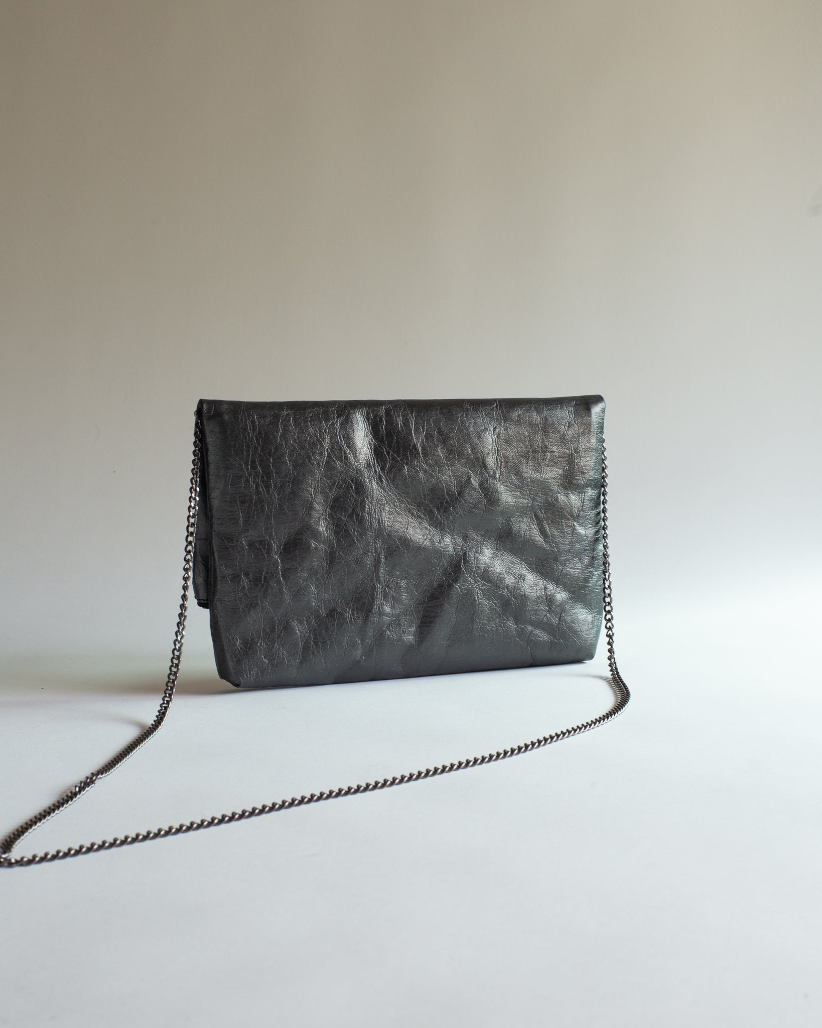 Langackerhäuslの2WAYバッグFolded Clutch(フォールデッド・クラッチ)。タフタの裏地を採用し、チェーンを付ければショルダー、外せばクラッチとして使える、亜鉛色、炭色、嵐空色のオーストリア製ハンドメイドバッグ。
