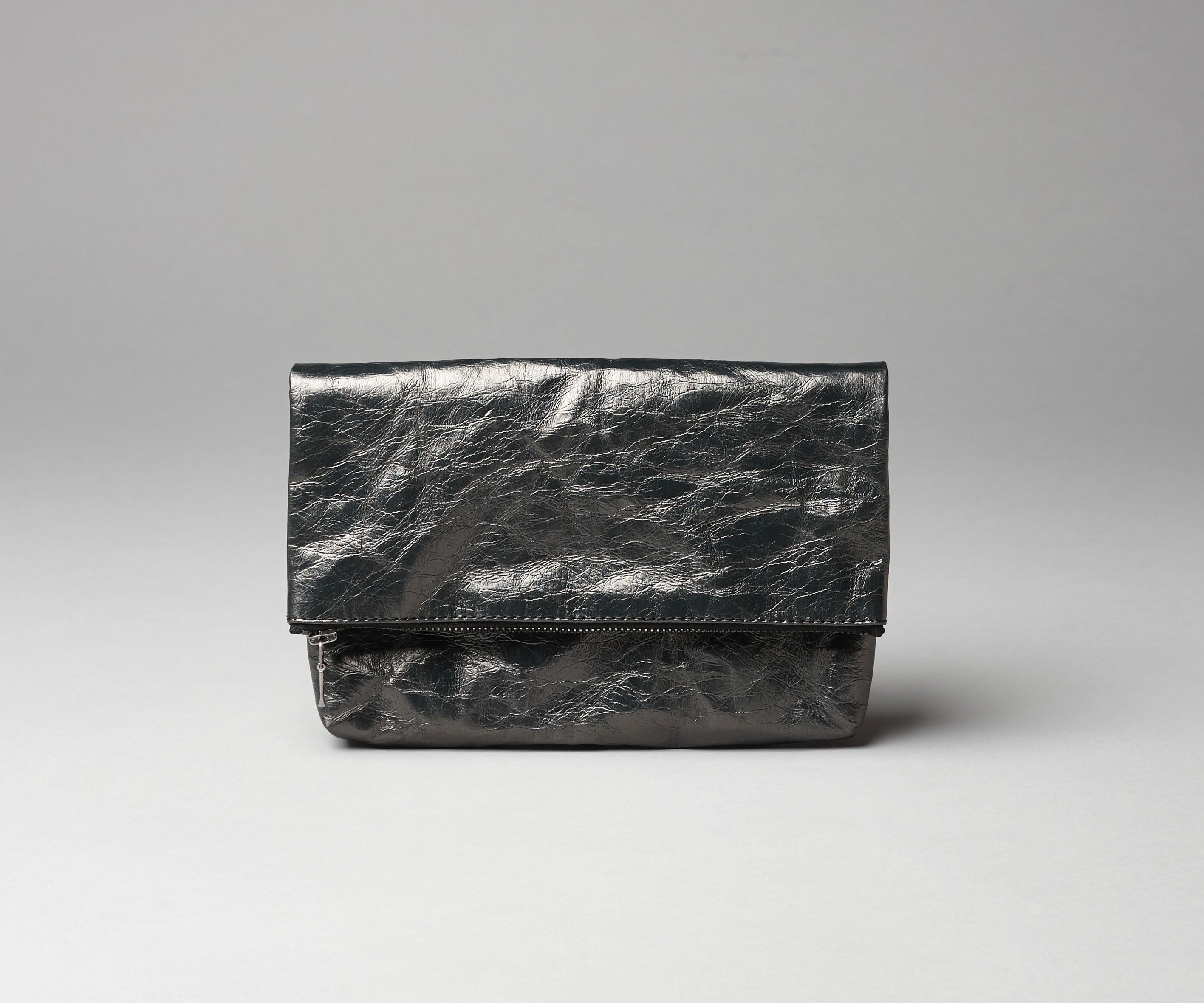 Langackerhäuslの2WAYバッグFolded Clutch(フォールデッド・クラッチ)。タフタの裏地を採用し、チェーンを付ければショルダー、外せばクラッチとして使える、亜鉛色、炭色、嵐空色のオーストリア製ハンドメイドバッグ。