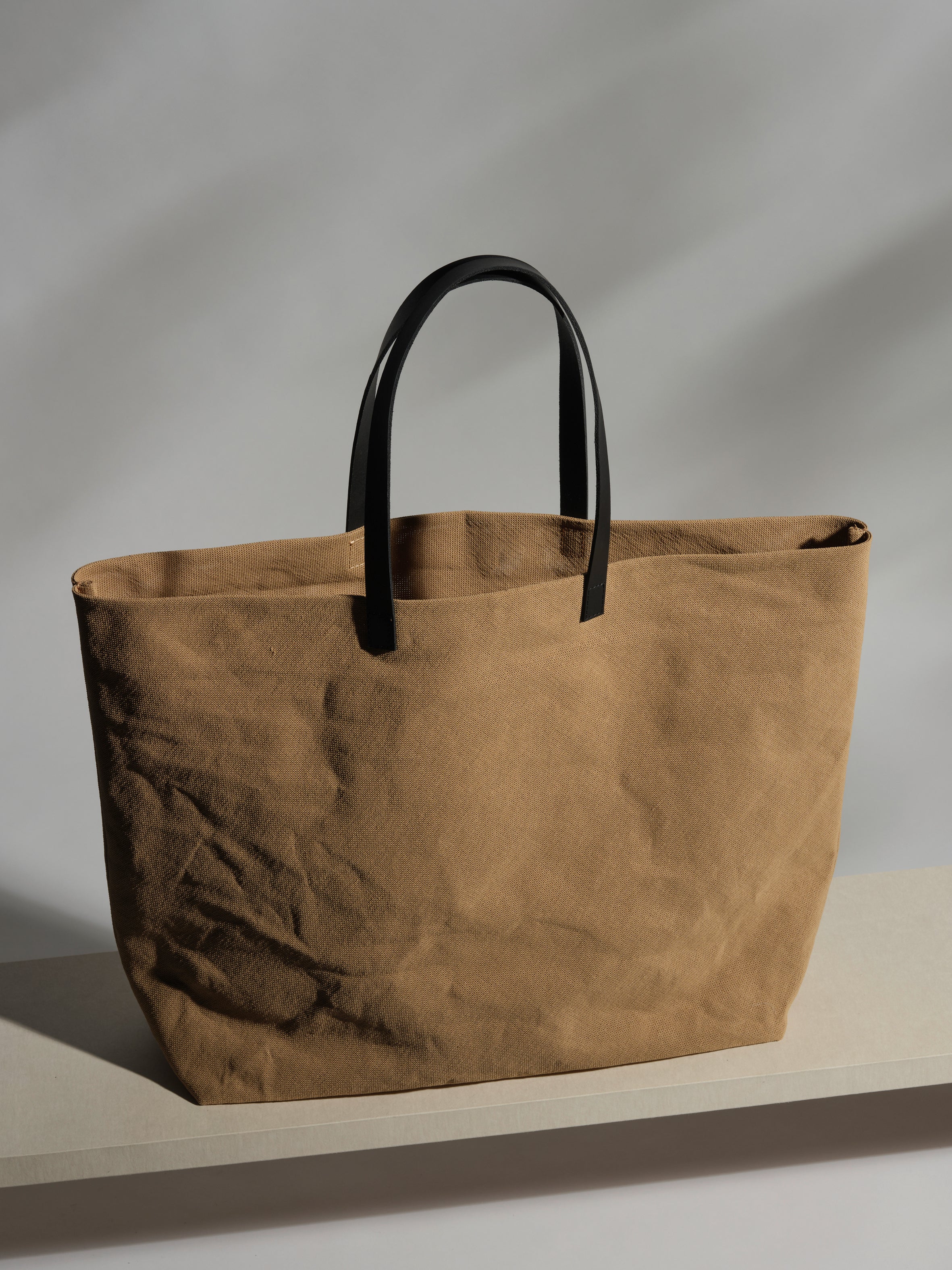 Papier Langackerhäuslの大型ハンドバッグMERCATO。水洗いしない二枚重ねのパナマ生地(セルロースペーパー糸)を使用した、A4ファイルやPCも収納可能なオーストリア製のハンドメイドトートバッグ。