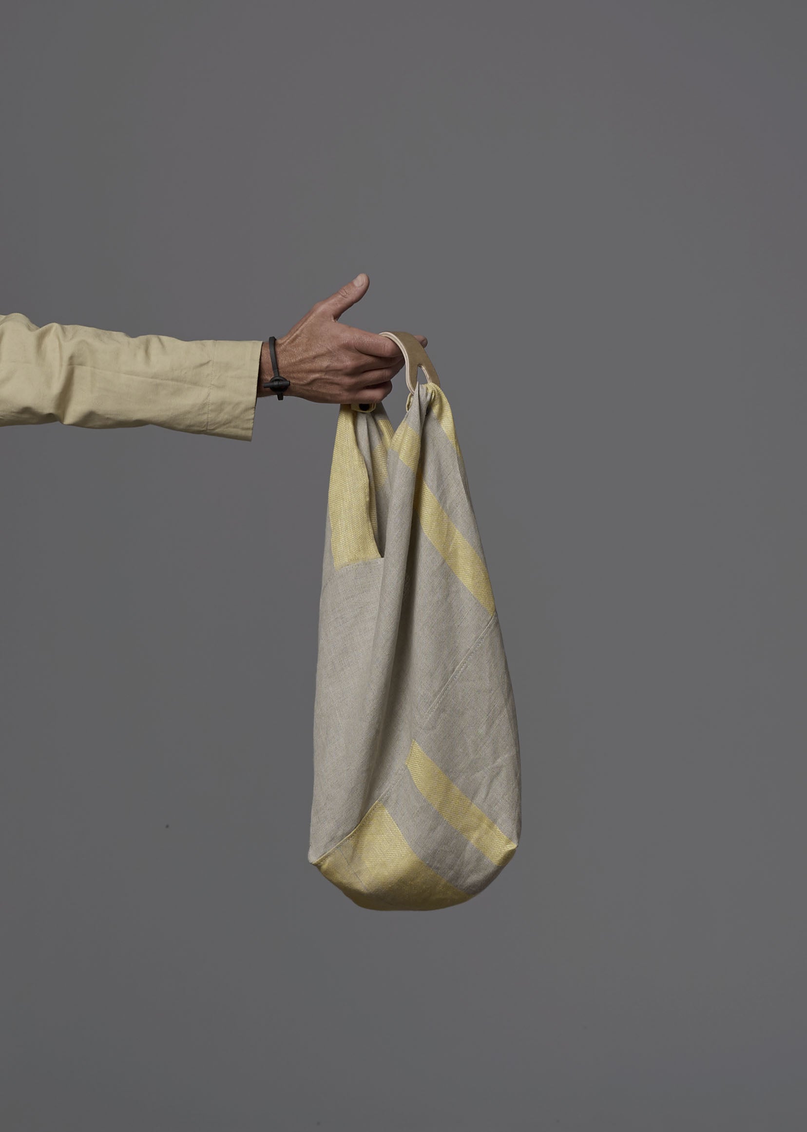 LangackerhäuslとVieböckのリネンバッグNOMAD(ノマド)。オーガニックリネンのボディと、独自の「Tor」紙製ハンドルが共演する、オーストリア製ハンドメイドトートバッグ。