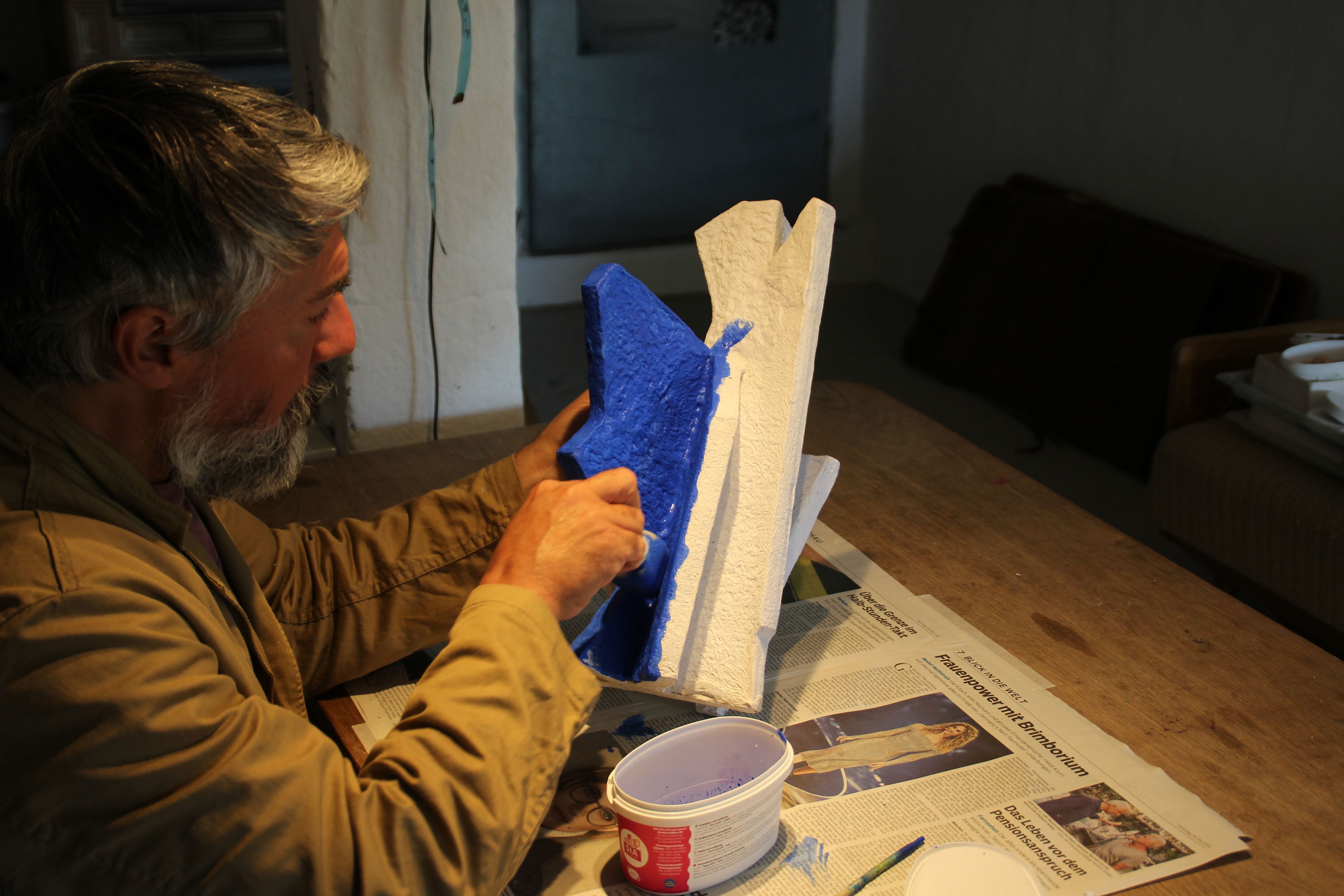 Langackerhäuslの幾何学オブジェParticle(パーティクル)。ハンドメイドペーパーを使用し、アクリルペイントで仕上げられた高さ約42cmのブルーカラーが美しいオーストリア製ハンドメイドの紙の彫刻。