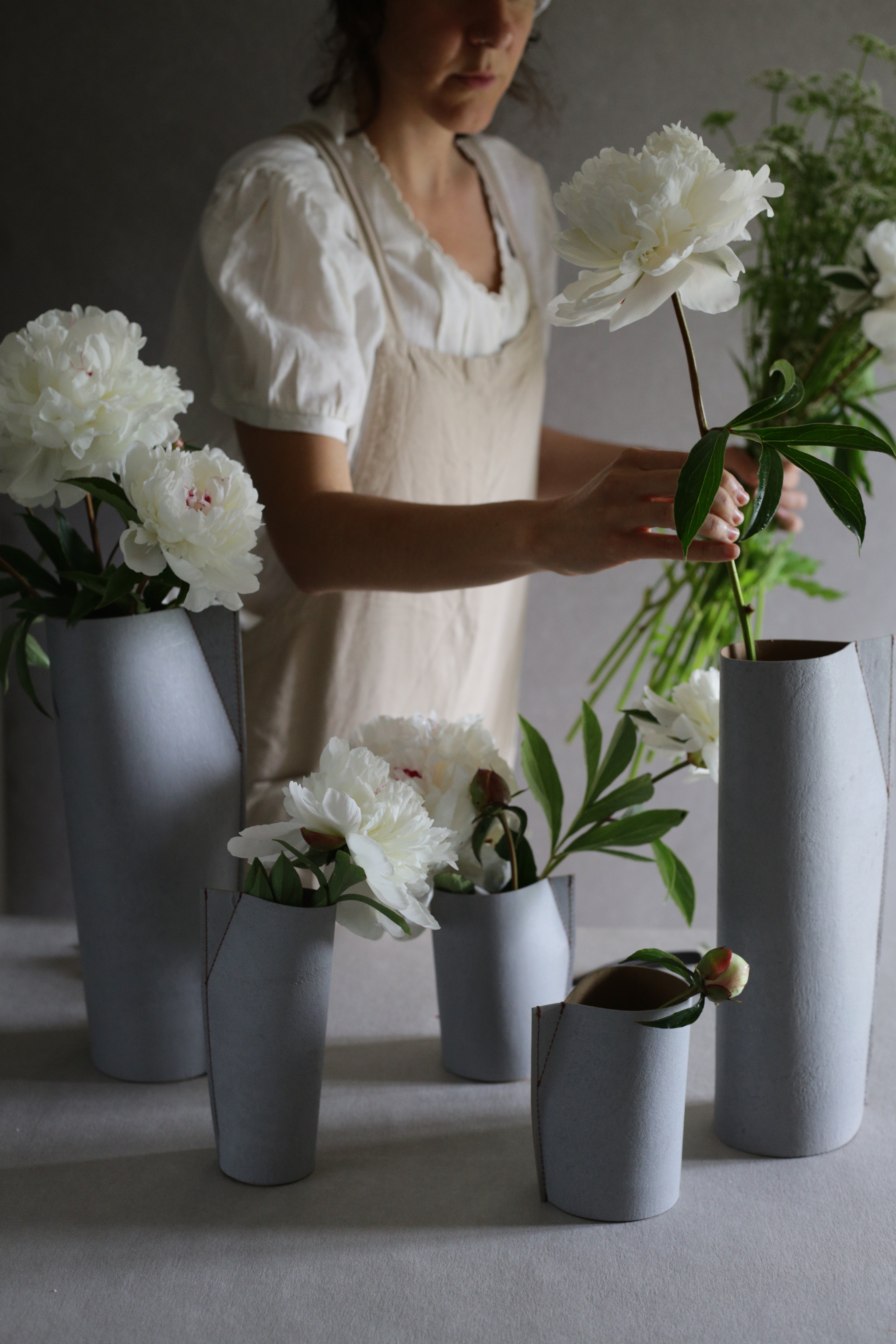 紙・コンクリート・ペーパー素材 - SILO フラワーベースLangackerhäuslのSilo(サイロ)。コンクリートコーティングされた特殊紙と木製ベースを組み合わせた、ステッチが美しいオーストリア製ハンドメイドのフラワーベース兼ペンスタンド。