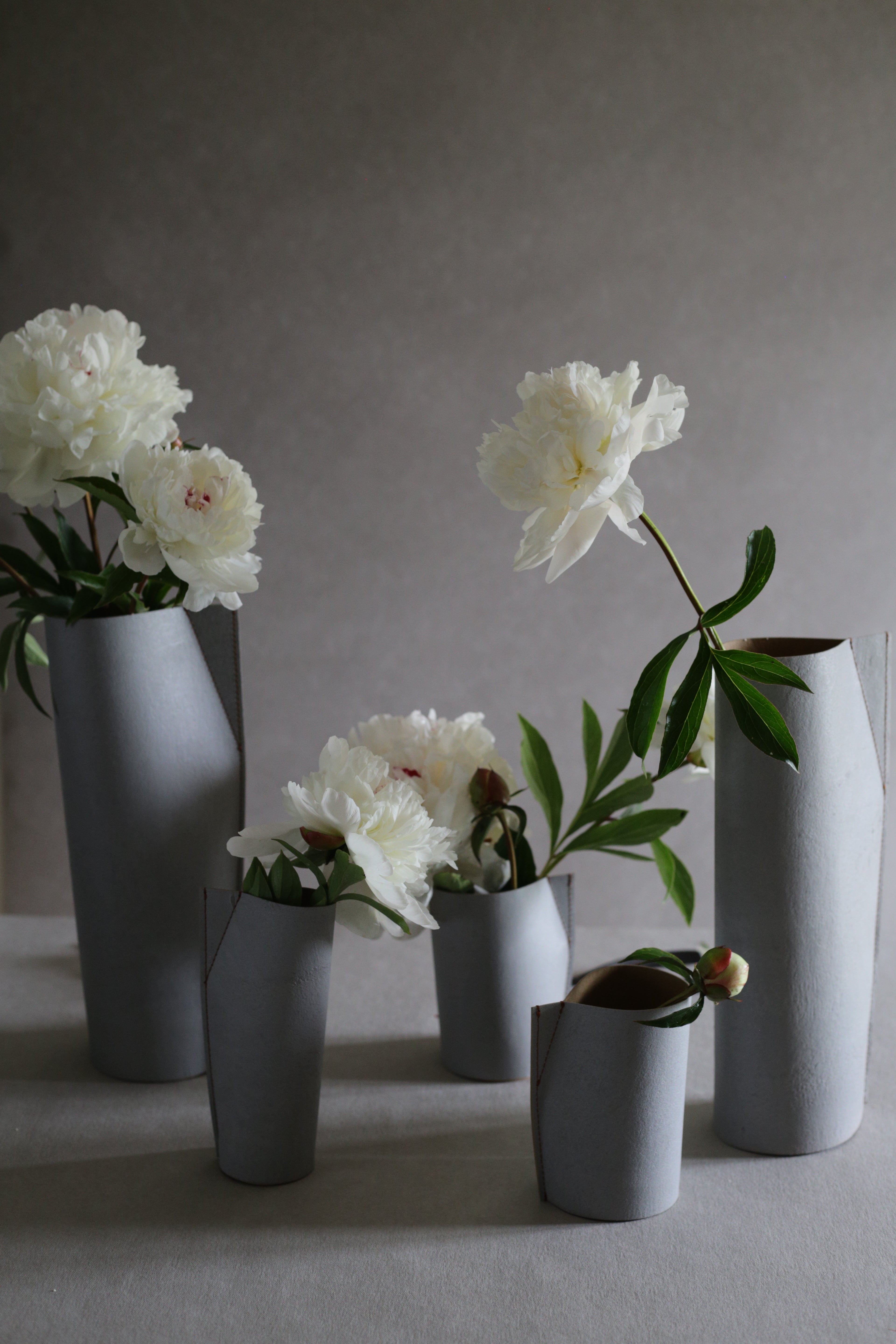 LangackerhäuslのSilo(サイロ)。コンクリートコーティングされた特殊紙と木製ベースを組み合わせた、ステッチが美しいオーストリア製ハンドメイドのフラワーベース兼ペンスタンド。