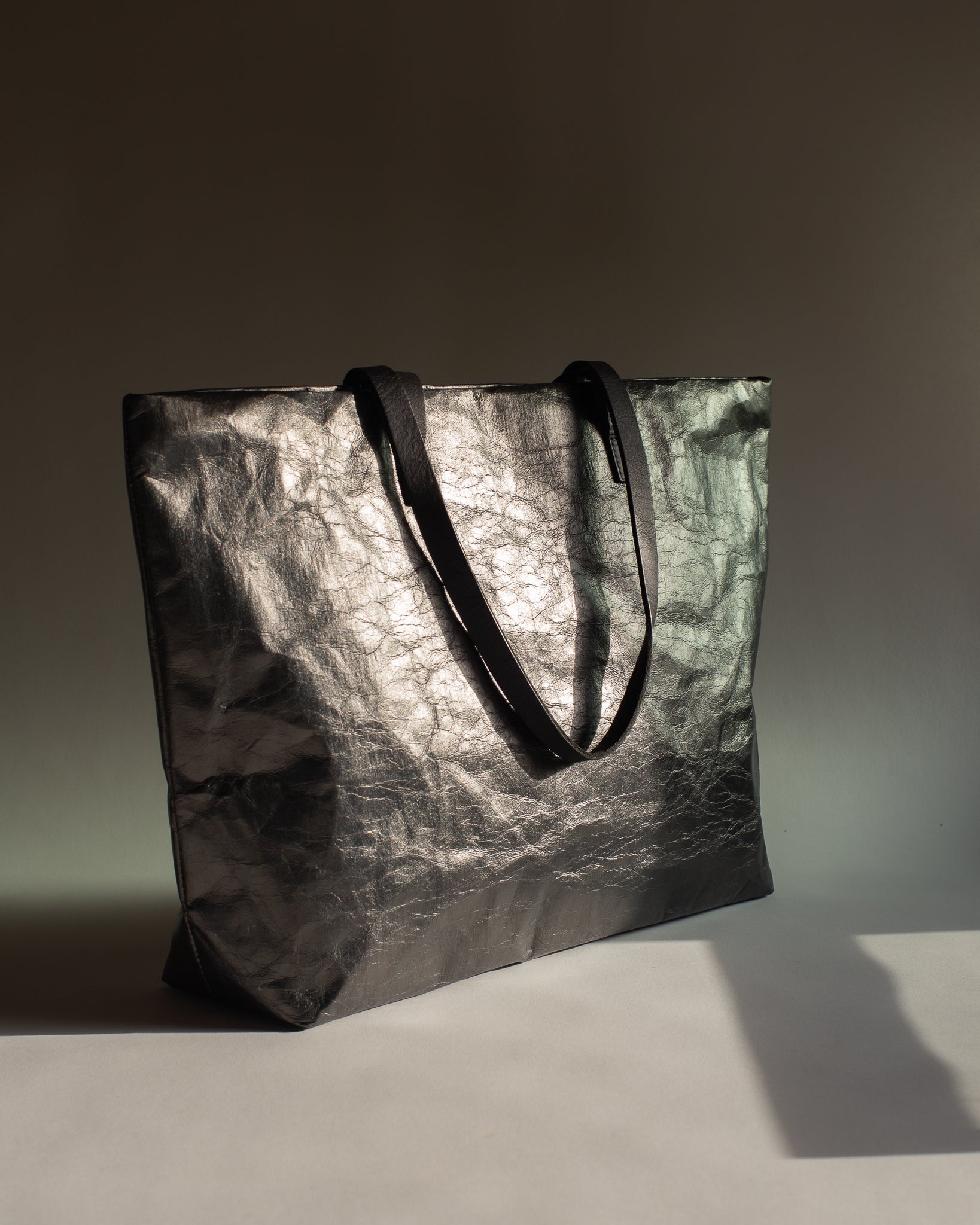 Langackerhäuslの大容量トートバッグTRANSPORTER(トランスポーター)Archive Model。56cmの横幅とレザーハンドルが特徴的な、オーストリア製ハンドメイドの特殊加工紙バッグ。