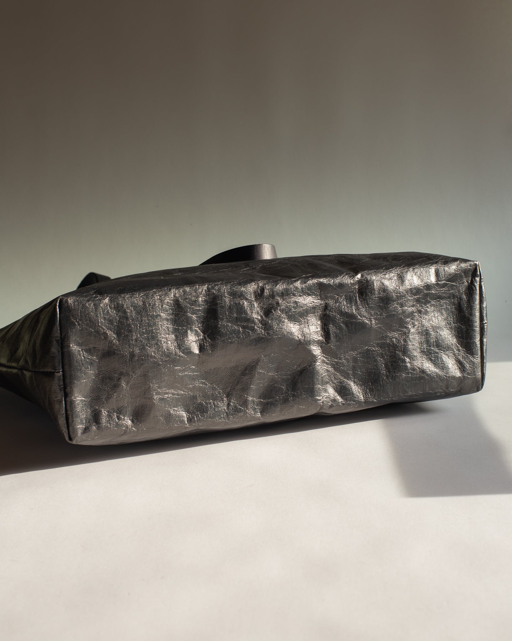 Langackerhäuslの大容量トートバッグTRANSPORTER(トランスポーター)Archive Model。56cmの横幅とレザーハンドルが特徴的な、オーストリア製ハンドメイドの特殊加工紙バッグ。