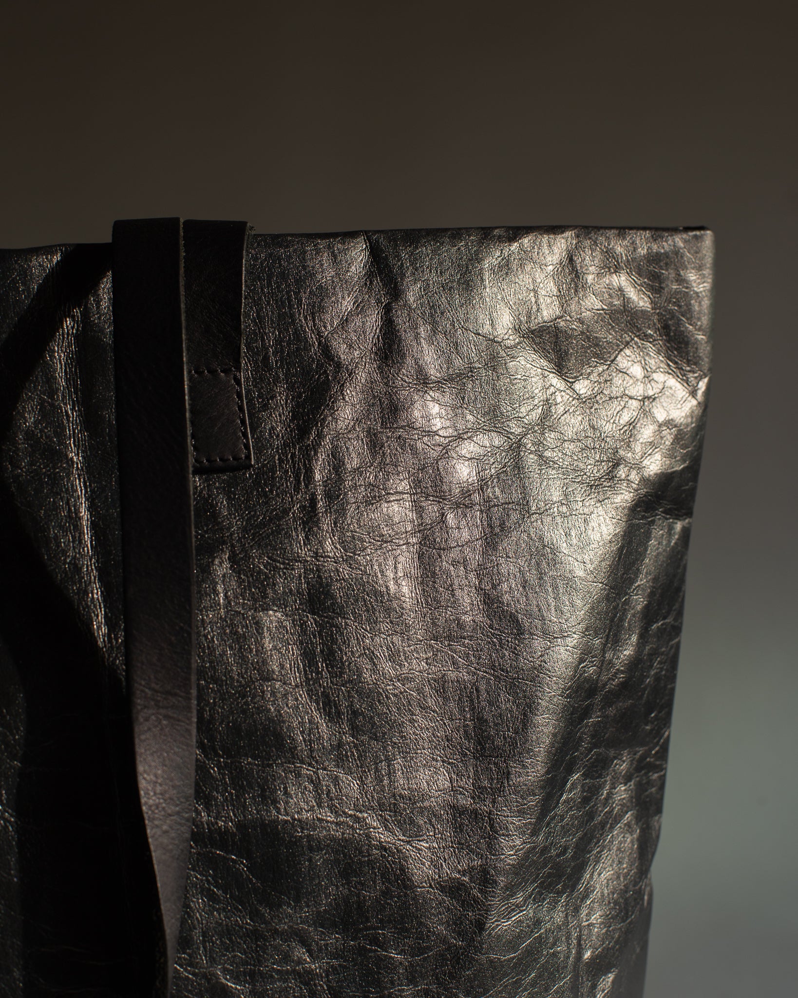 Langackerhäuslの大容量トートバッグTRANSPORTER(トランスポーター)Archive Model。56cmの横幅とレザーハンドルが特徴的な、オーストリア製ハンドメイドの特殊加工紙バッグ。