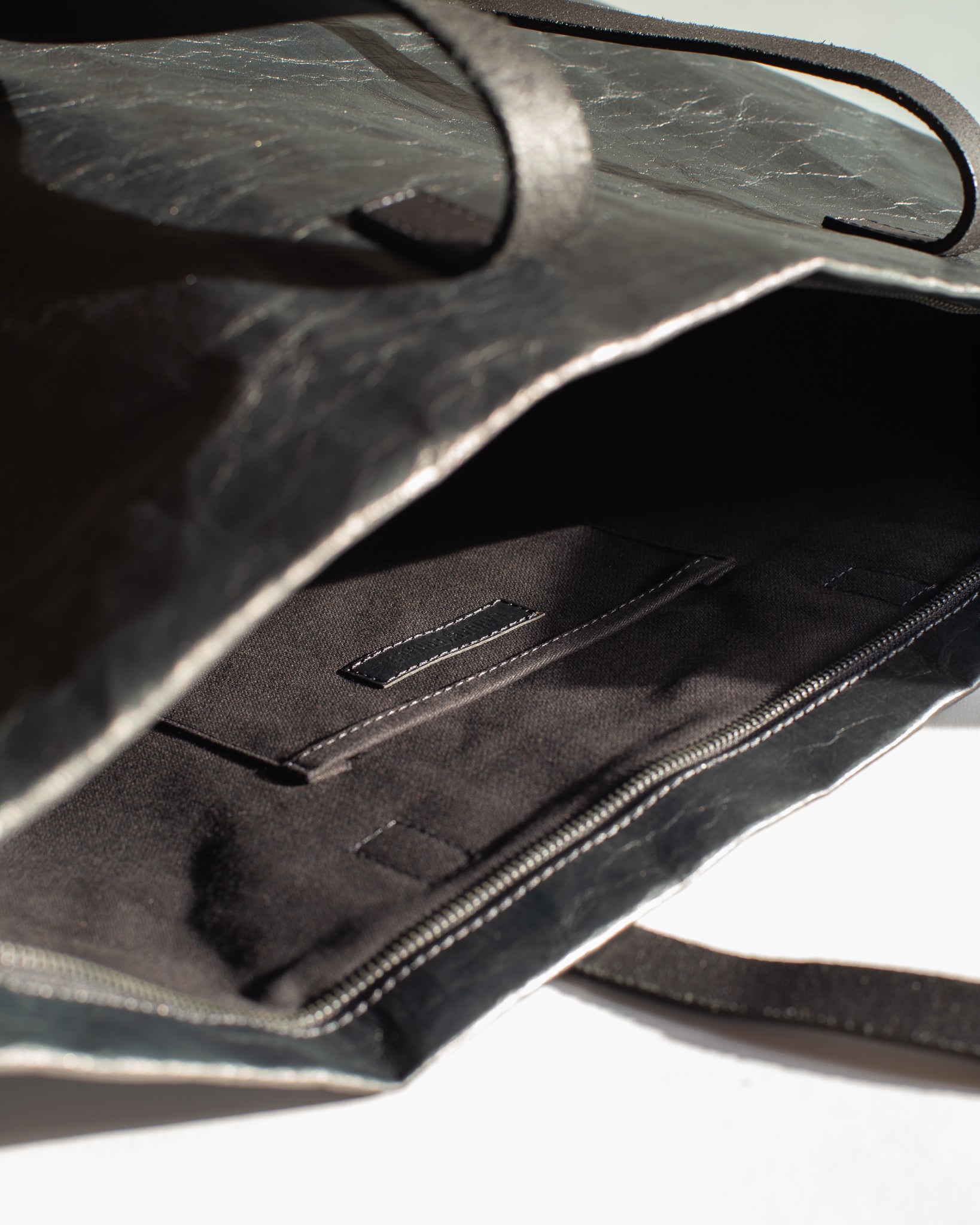 Langackerhäuslの大容量トートバッグTRANSPORTER(トランスポーター)Archive Model。56cmの横幅とレザーハンドルが特徴的な、オーストリア製ハンドメイドの特殊加工紙バッグ。