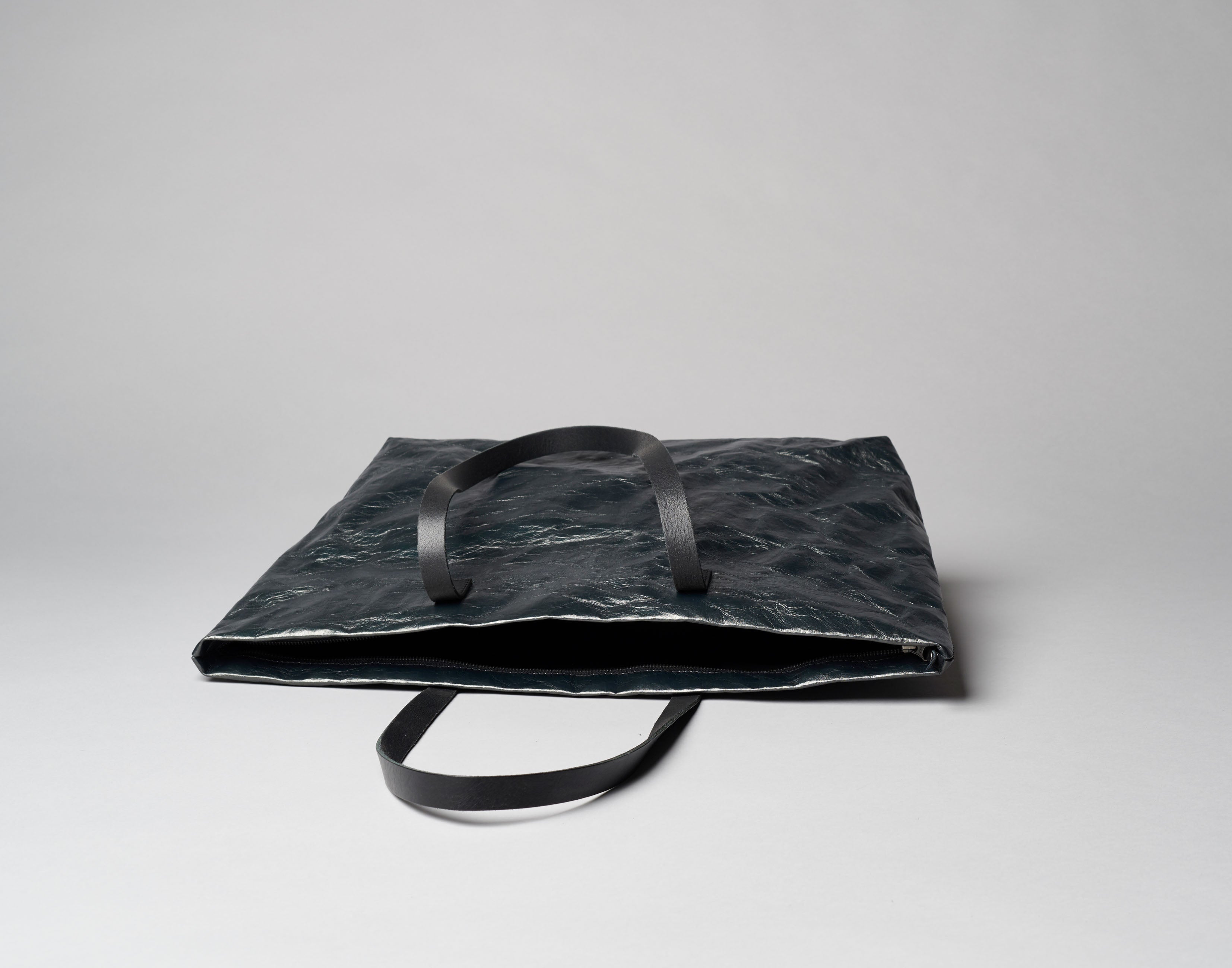 Langackerhäuslの大容量トートバッグTRANSPORTER(トランスポーター)Archive Model。56cmの横幅とレザーハンドルが特徴的な、オーストリア製ハンドメイドの特殊加工紙バッグ。