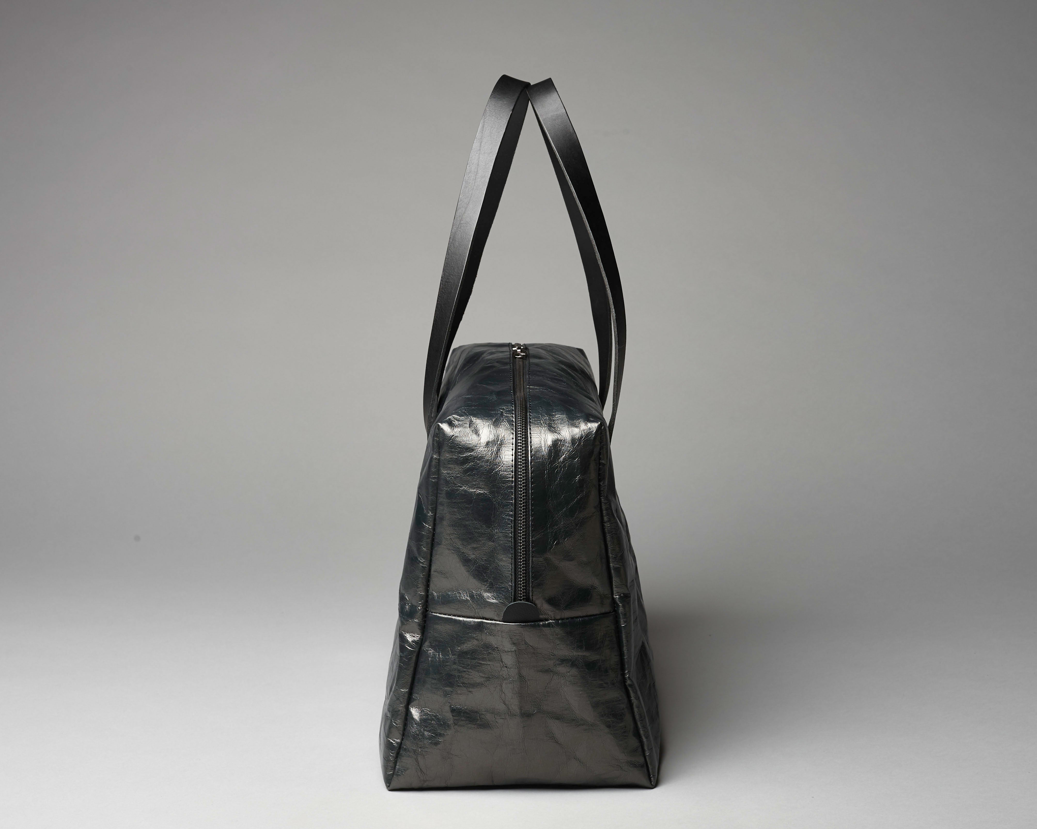 LangackerhäuslのボストンバッグVISITOR(ビジター)。丸みを帯びたフォルムと亜鉛色、炭色、嵐空色のメタリックな質感が特徴の、10kgの耐荷重を備えたオーストリア製ハンドメイドバッグ。