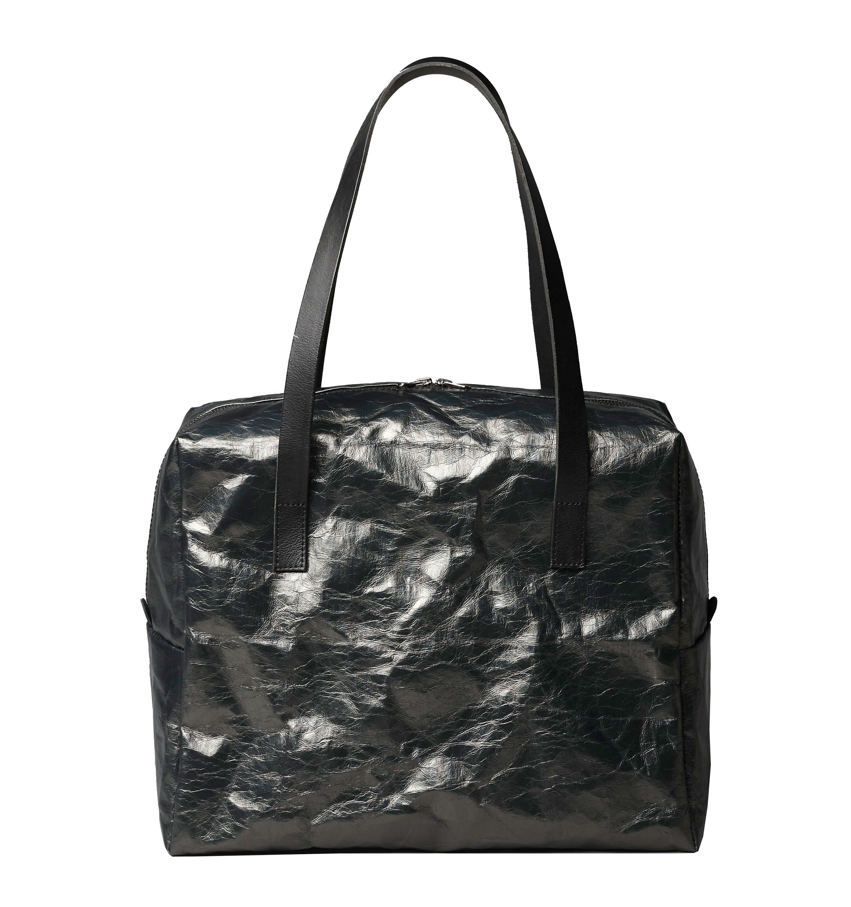 LangackerhäuslのボストンバッグVISITOR(ビジター)。丸みを帯びたフォルムと亜鉛色、炭色、嵐空色のメタリックな質感が特徴の、10kgの耐荷重を備えたオーストリア製ハンドメイドバッグ