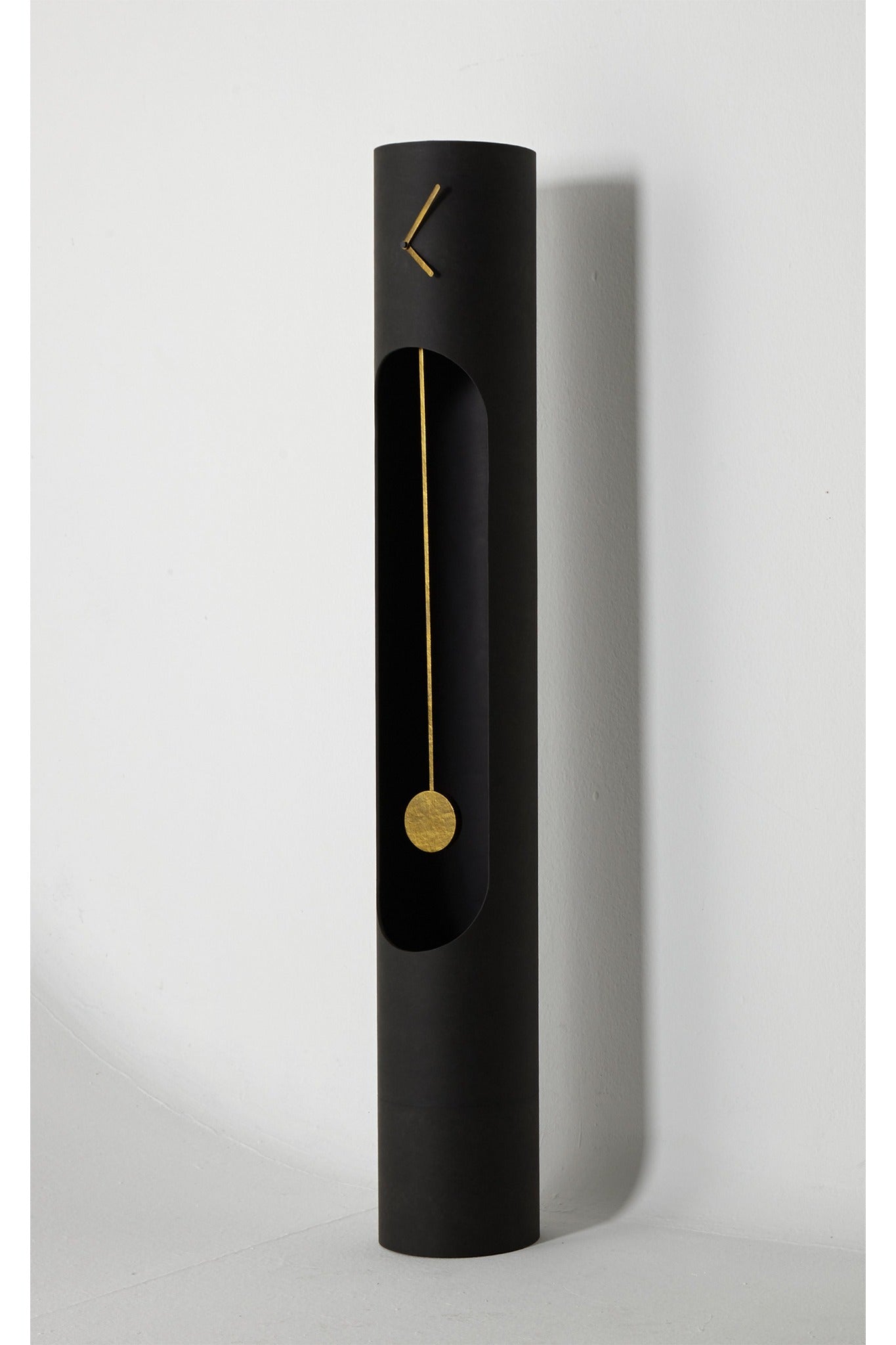 Langackerhäuslのペーパーファブリック製ホールクロックColumn clock(コラム クロック)。ブラックの本体にオールドゴールドの振り子が映える、高さ175cmのオーストリア製ハンドメイド振り子時計。