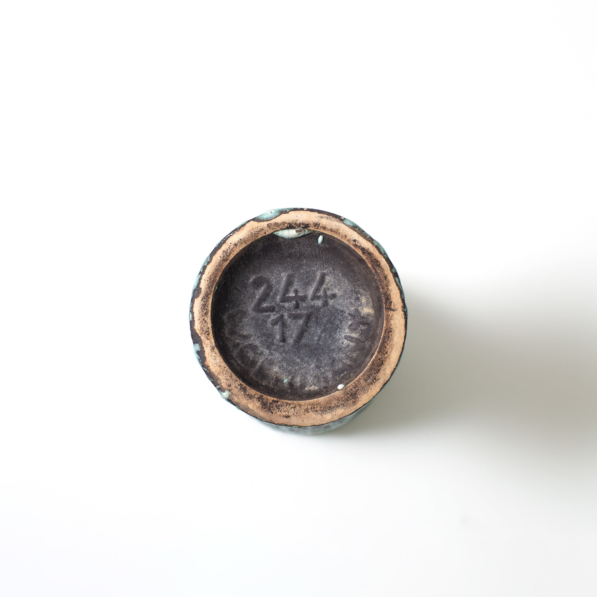 1950年代から60年代に西ドイツで製作されたヴィンテージ陶磁器「ファットラバ」。ターコイズグリーンの鮮やかな釉薬と、溶岩のような力強いテクスチャーが特徴的なフラワーベース。