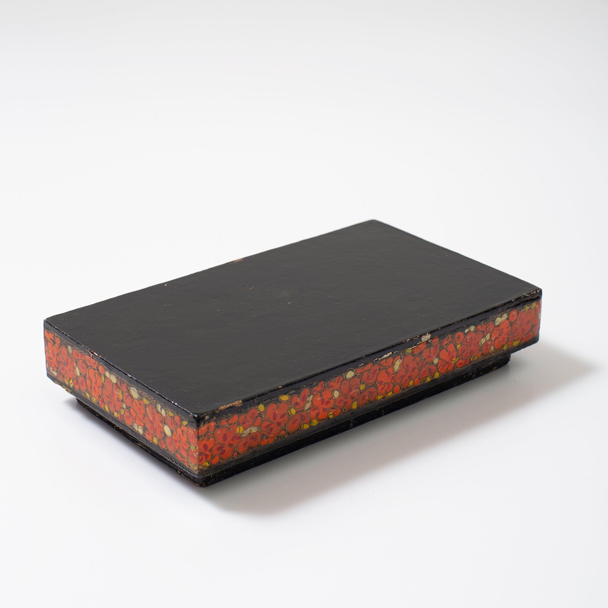ドイツでc.1900s-1930sに製作された、手描きの花柄が特徴的なアンティークの木箱。経年によるペイントの剥離や木の質感が味わい深い、フォークアートの伝統を感じさせる一点もの。