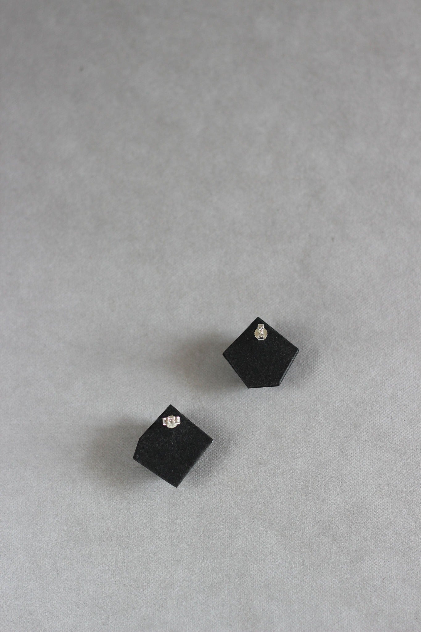 Langackerhäuslの幾何学イヤリング「KRISTL(クリスタル)」。多面体の結晶が耳にフィットする、約3cmサイズのブラック超軽量ハンドメイドピアス。純銀製スタッドを採用したオーストリア製ジュエリー。