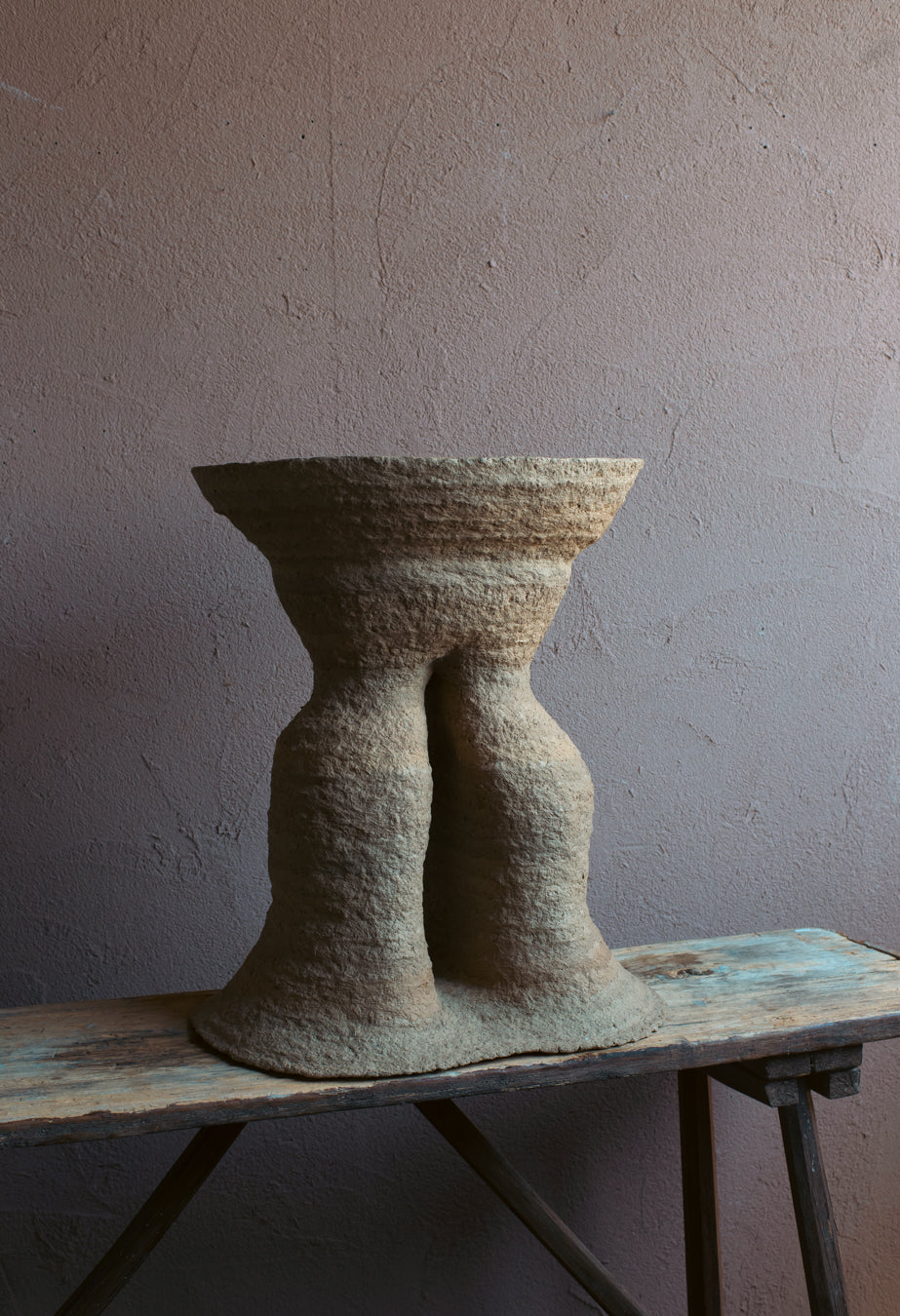 Langackerhäuslの再生紙パルプ彫刻ADOBE Table no.4。昆虫の巣をイメージし、幾層にも塗り重ねられた有機的な質感が美しい、高さ59cmのハンドメイド一点ものアートテーブル。