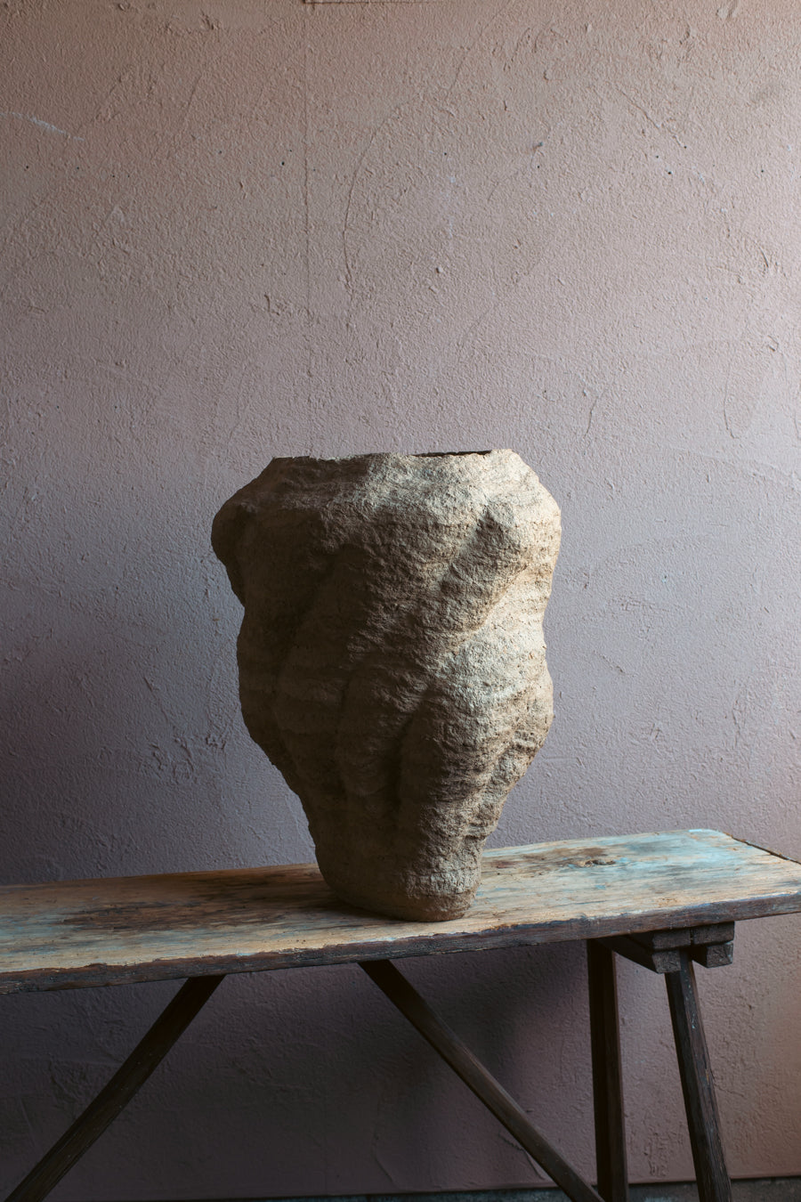 Langackerhäuslの再生紙パルプ彫刻ADOBE large no.1。大地のうねりを体現したダイナミックな造形が美しい、高さ57cmの一点もの大型彫刻。