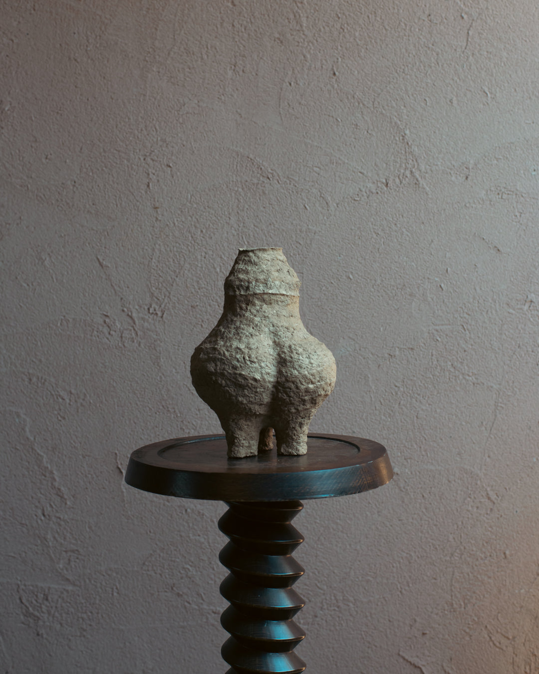 Langackerhäuslの再生紙パルプ彫刻ADOBE small no.1。蜂の巣のような多孔質な形状が神秘的な、高さ26cmのハンドメイド一点ものオブジェ。