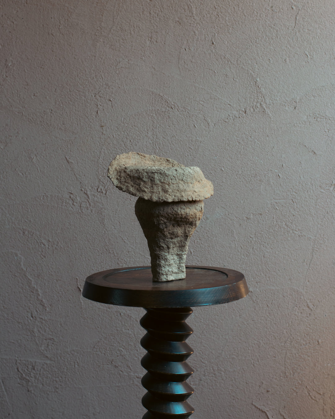 Langackerhäuslの再生紙パルプ彫刻ADOBE small no.2。ミニマルな造形と独特の素材感がモダンな、高さ24cmのハンドメイド一点ものオブジェ。