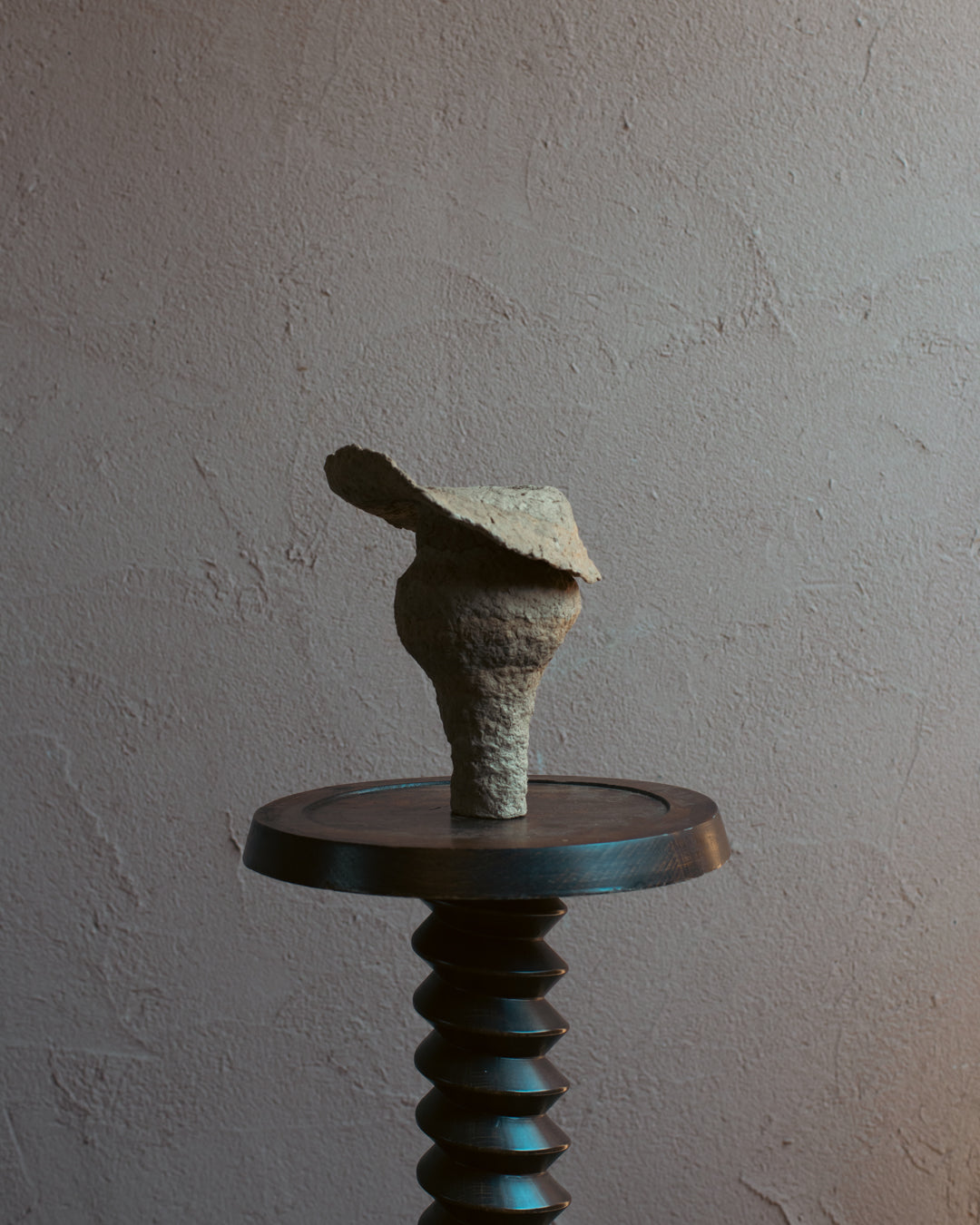 Langackerhäuslの再生紙パルプ彫刻ADOBE small no.2。ミニマルな造形と独特の素材感がモダンな、高さ24cmのハンドメイド一点ものオブジェ。