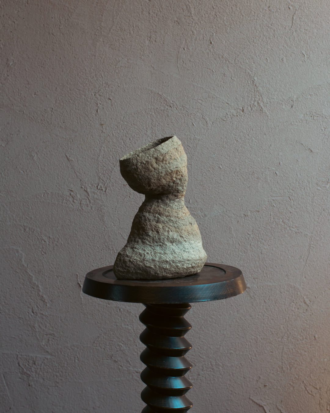 Langackerhäuslの再生紙パルプ彫刻ADOBE small no.3。洞窟のような開口部が静かな陰影を描く、高さ28cmのハンドメイド一点ものオブジェ。