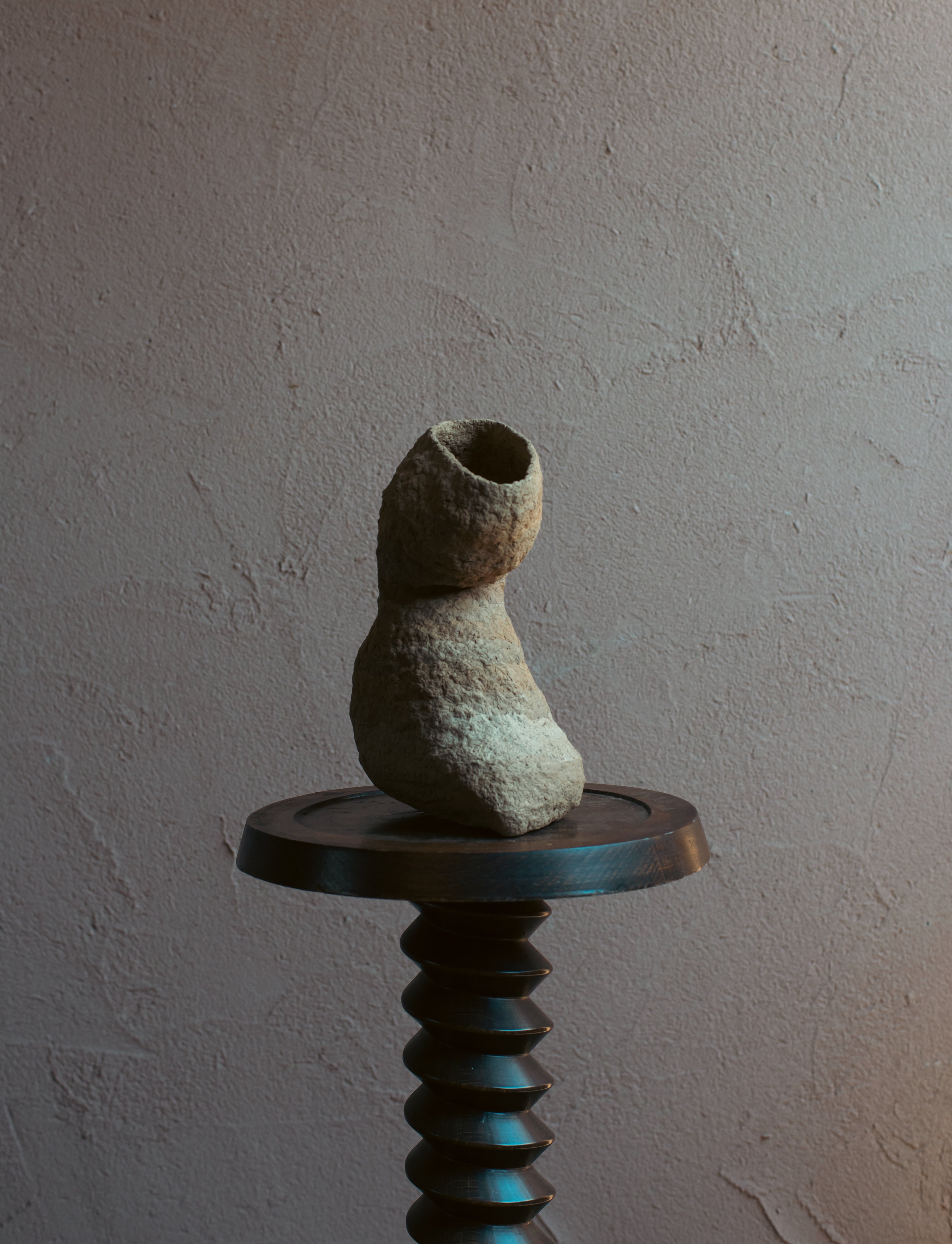 Langackerhäuslの再生紙パルプ彫刻ADOBE small no.3。洞窟のような開口部が静かな陰影を描く、高さ28cmのハンドメイド一点ものオブジェ。