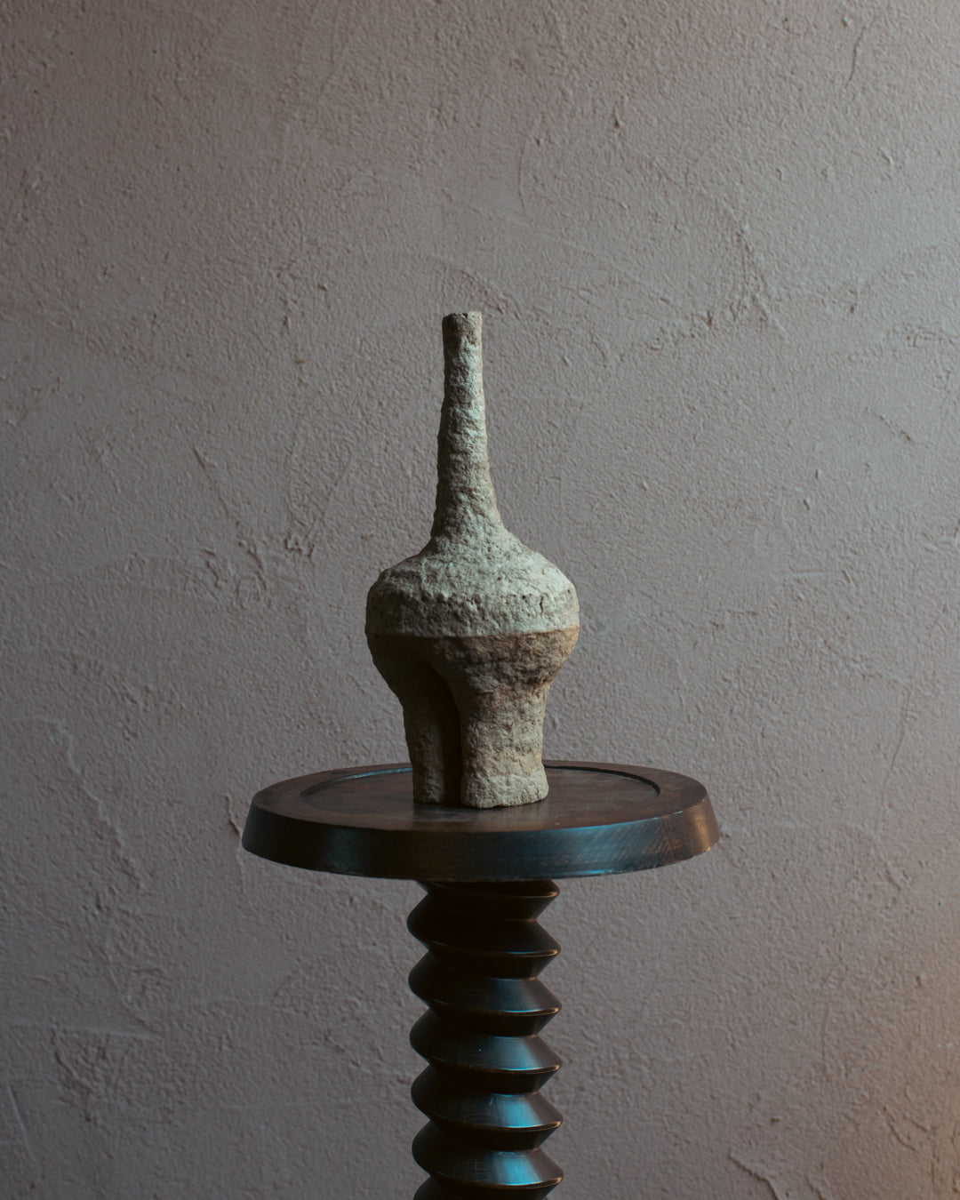 Langackerhäuslの再生紙パルプ彫刻ADOBE small no.4。芽吹きを思わせる有機的な質感が美しい、高さ33cmのハンドメイド一点ものオブジェ。