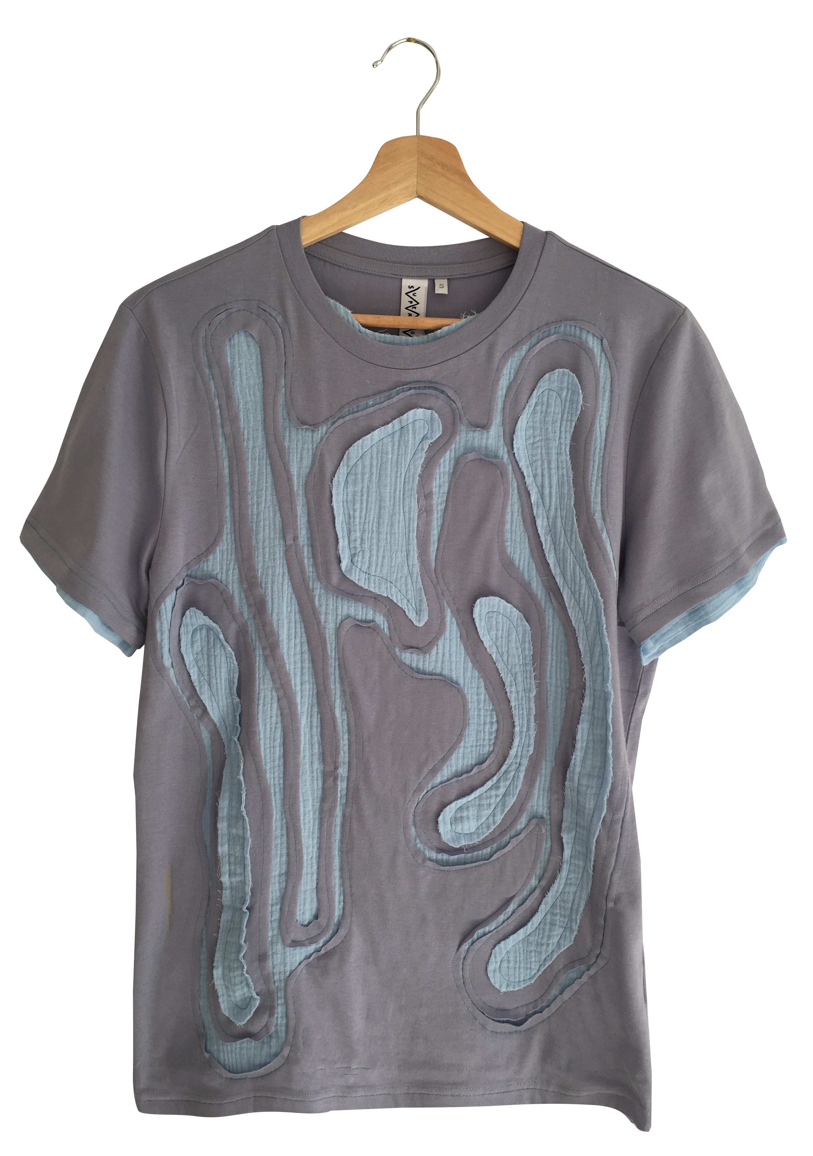 ドイツのブランドSupercool Universeによる一点もののパッチワークTシャツ。ブルーのボディにベビーブルーの流線形パーツを立体的に重ねた、モダンで芸術的なデザインのデザイナーズ・ウェア。