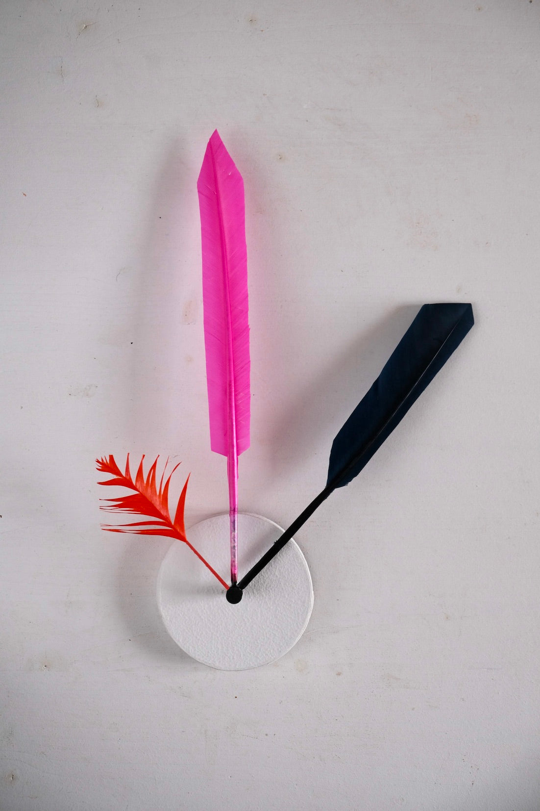 Langackerhäuslの壁掛け時計Quill o' clock。ハンドメイドペーパーとバードフェザーを組み合わせた、ドイツ・ユンハンス社製ムーブメント使用のオーストリア製ハンドメイドインテリア。