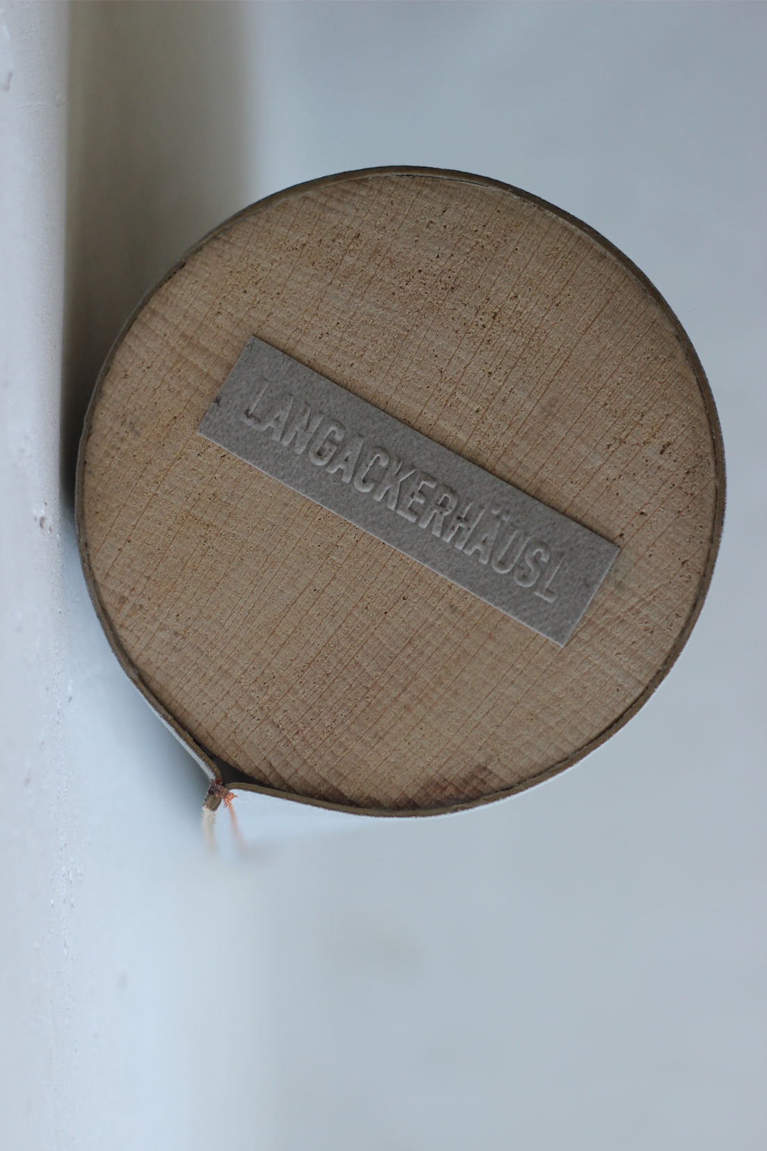 LangackerhäuslのSilo（サイロ）。コンクリートコーティングされた特殊紙と木製ベースを組み合わせた、ステッチが美しいオーストリア製ハンドメイドのフラワーベース兼ペンスタンド。