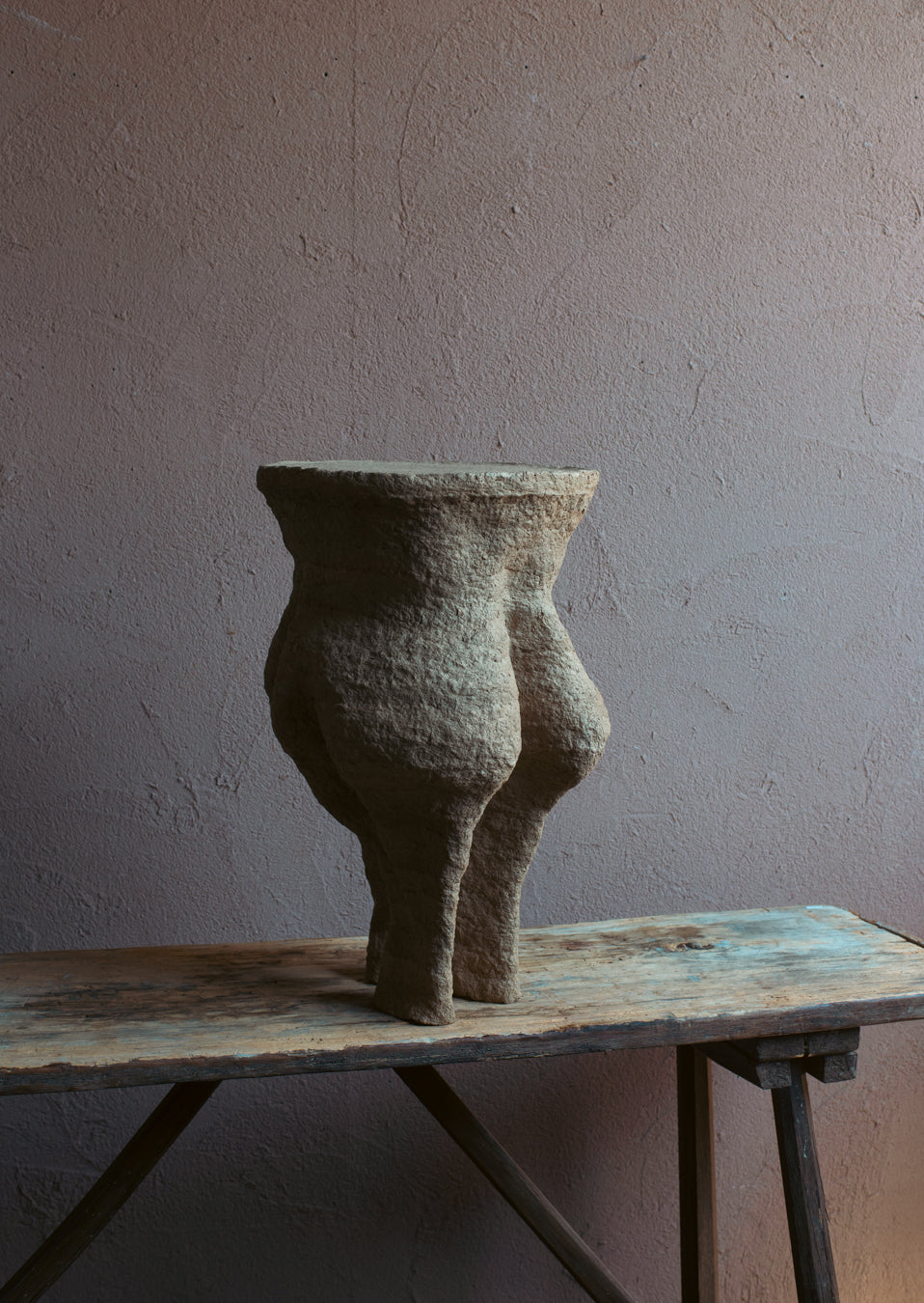 Langackerhäuslの再生紙パルプ彫刻ADOBE Table no.2。昆虫の巣をイメージした複雑なうねりと有機的な空洞が美しい、高さ53cmのハンドメイド一点ものアートテーブル。