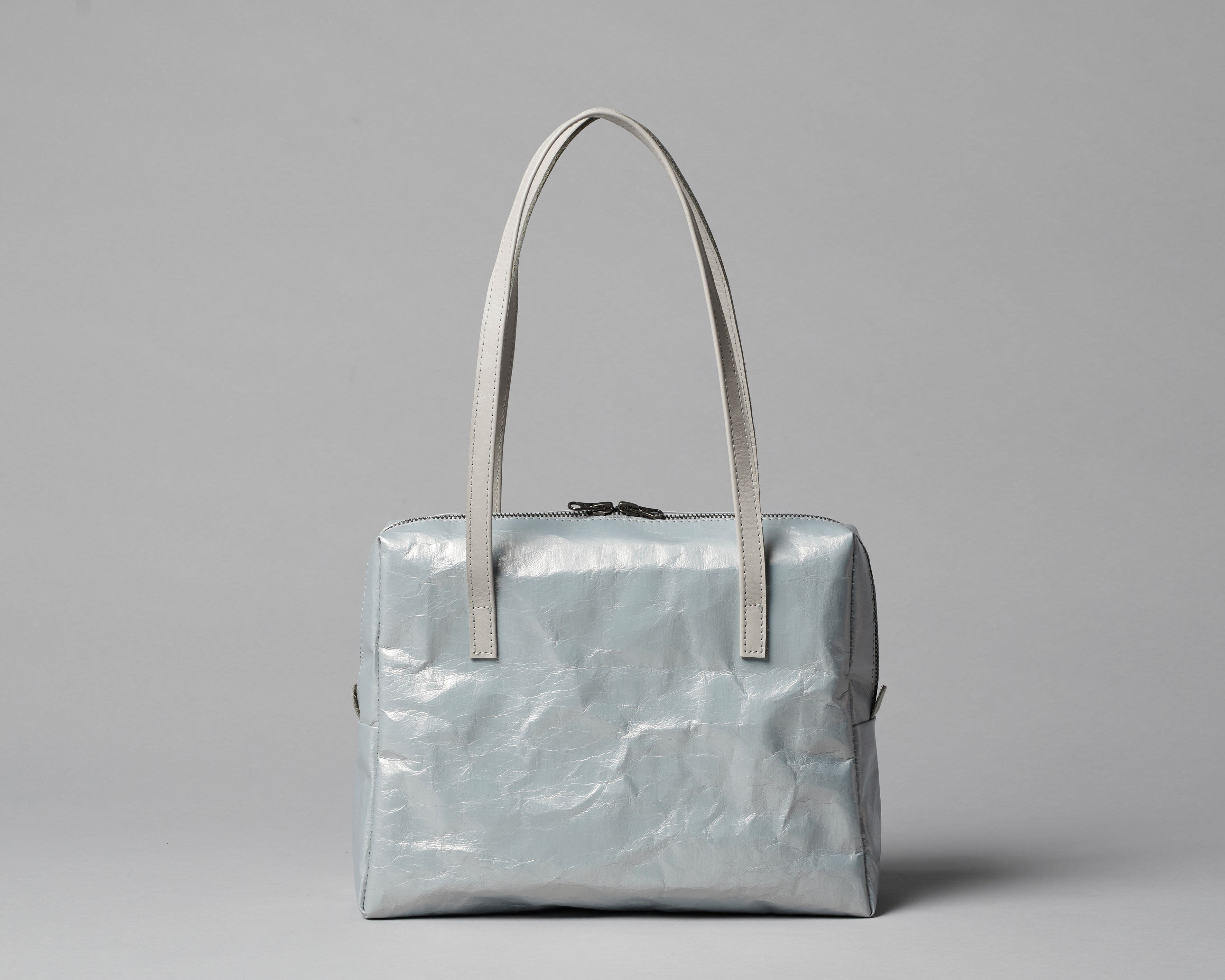 LangackerhäuslのハンドバッグAPPRENTICE（アプレンティス）。イタリアで生産終了した希少なFogカラーとホワイトスリムレザーを組み合わせた、世界最後の一点となるオーストリア製ハンドメイドバッグ。