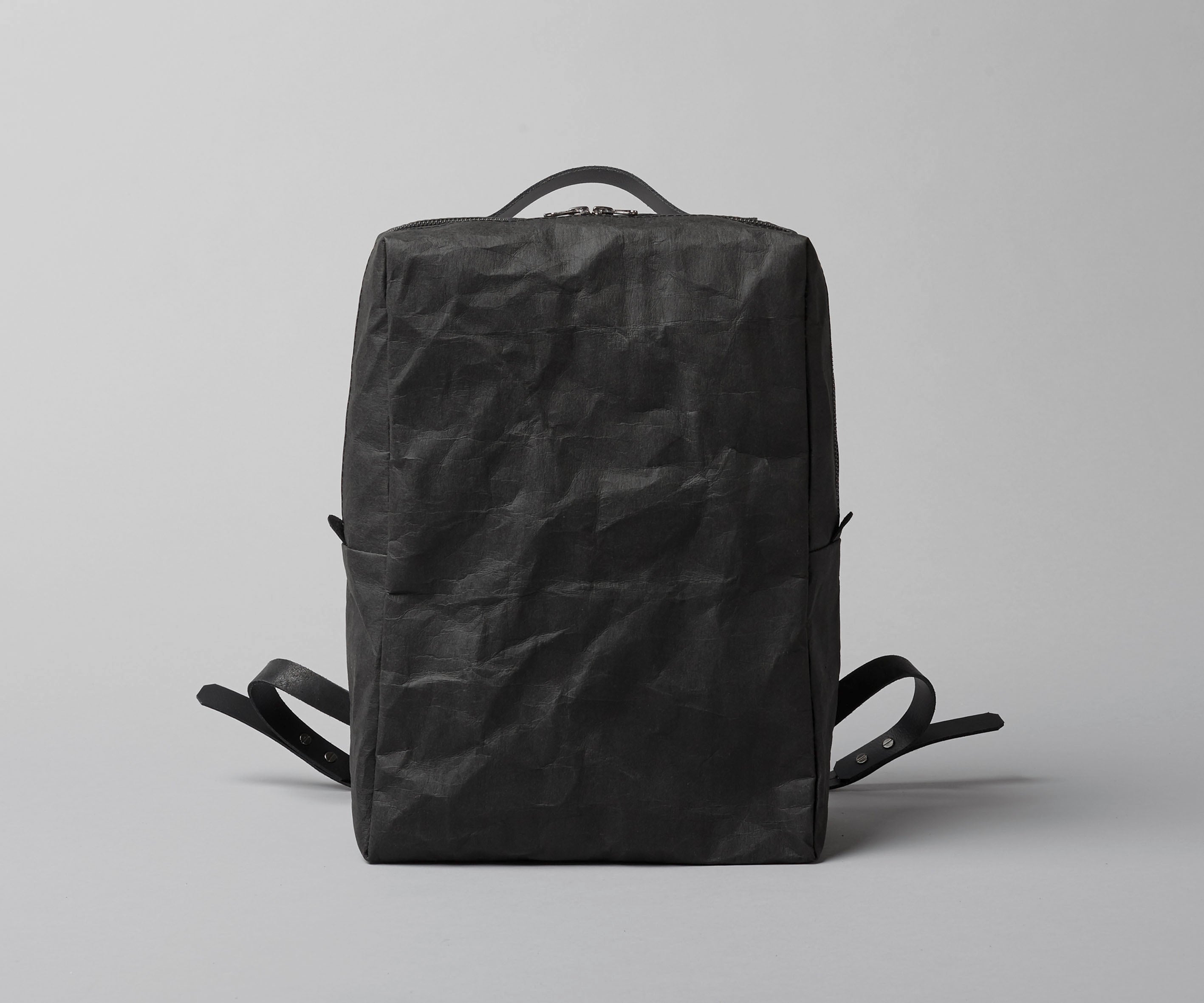 LangackerhäuslのBACKPACK。ドイツ製レザーと特殊加工紙を使用し、ブラック、炭色、亜鉛色、タバコ色の4色を展開するオーストリア製ハンドメイドバックパック。