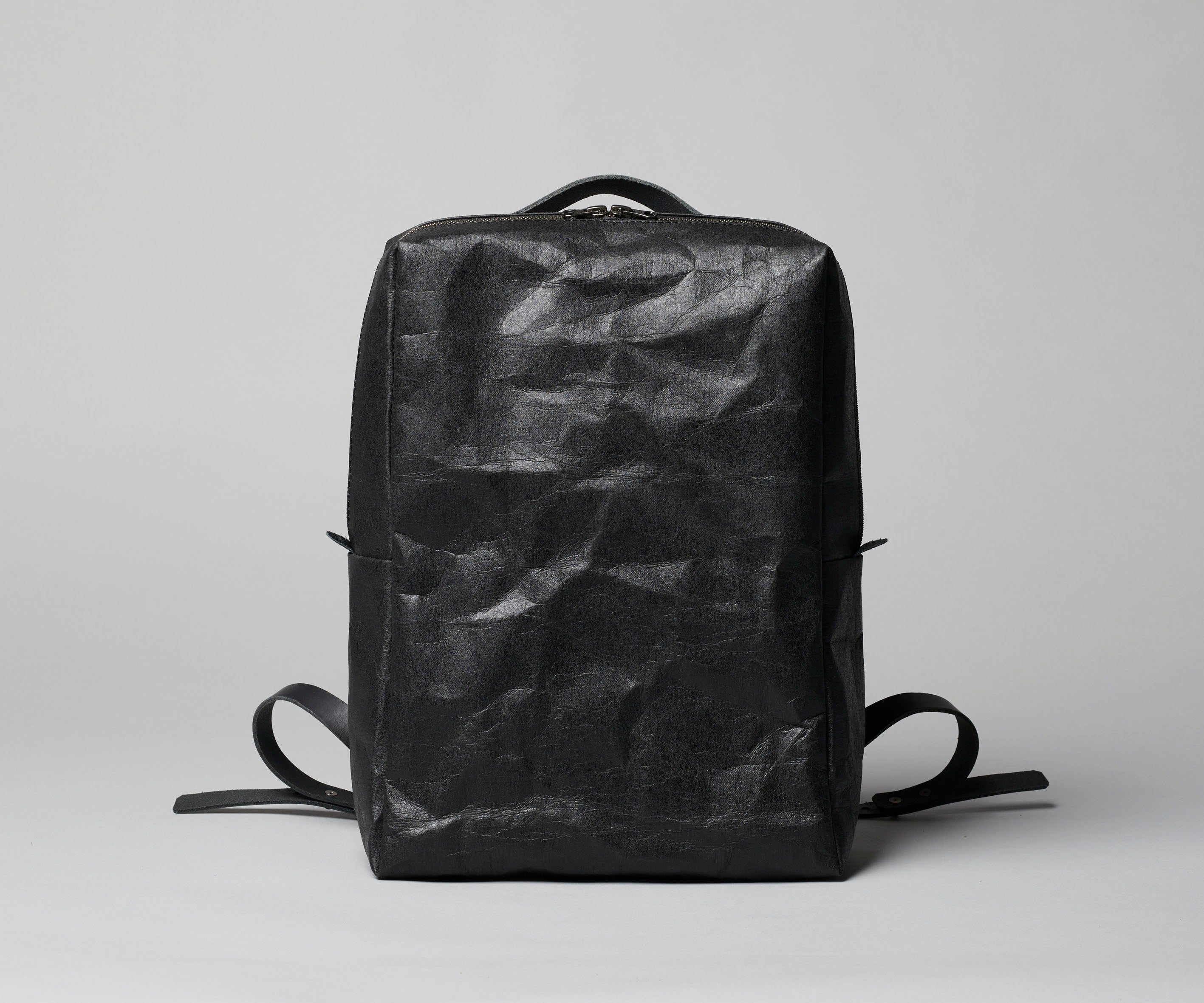 LangackerhäuslのBACKPACK。ドイツ製レザーと特殊加工紙を使用し、ブラック、炭色、亜鉛色、タバコ色の4色を展開するオーストリア製ハンドメイドバックパック。