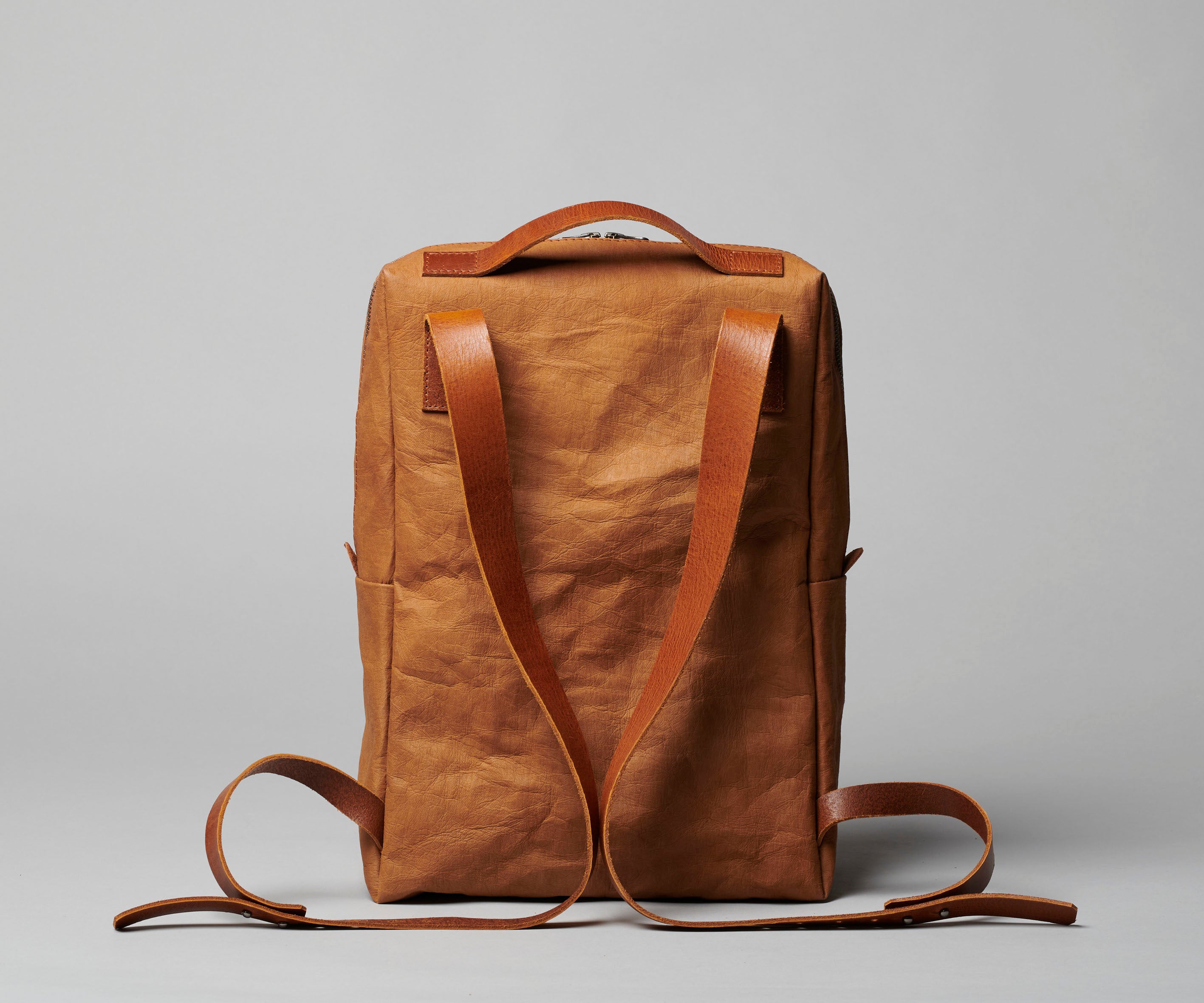 LangackerhäuslのBACKPACK。ドイツ製レザーと特殊加工紙を使用し、ブラック、炭色、亜鉛色、タバコ色の4色を展開するオーストリア製ハンドメイドバックパック。