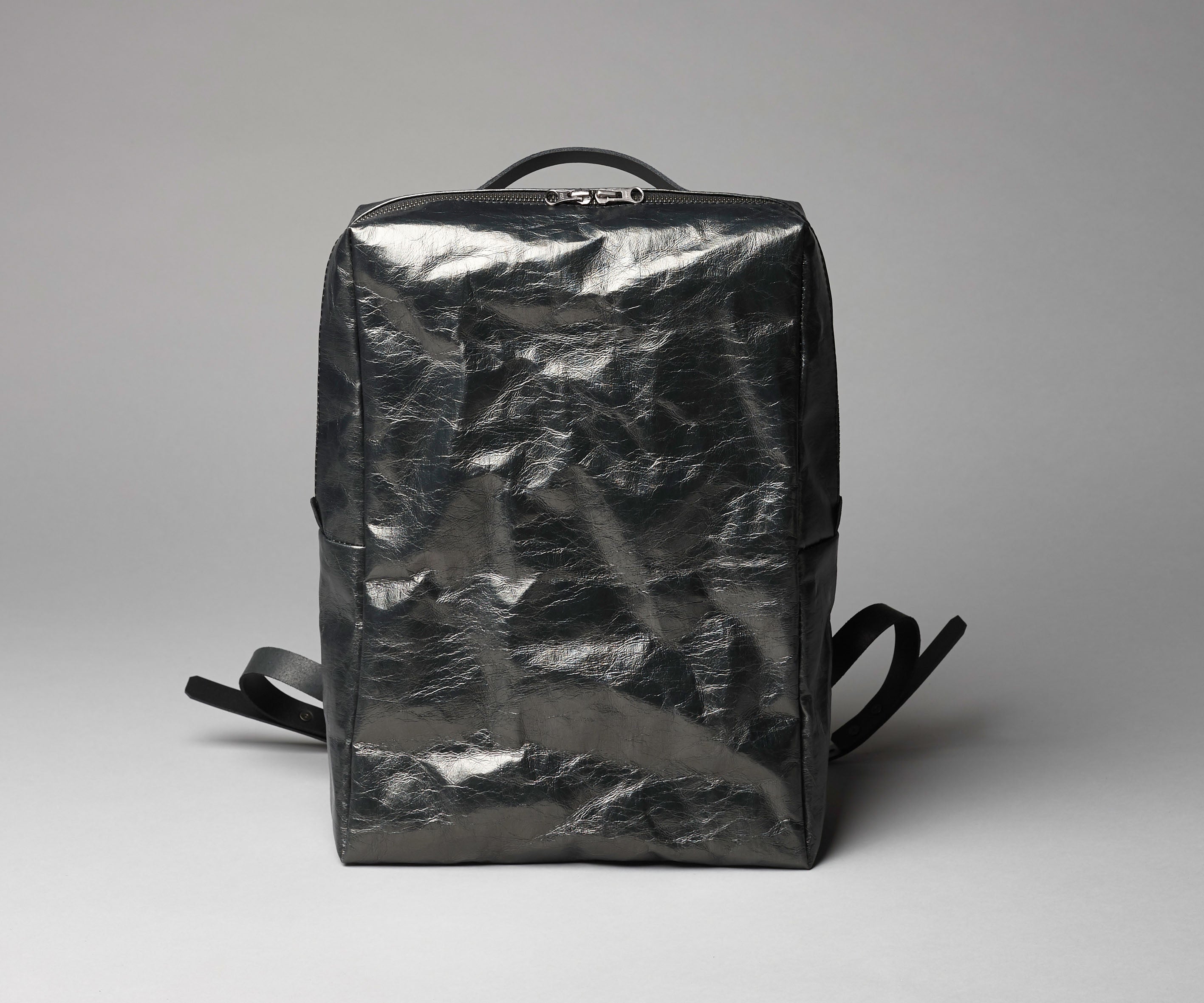 LangackerhäuslのBACKPACK。ドイツ製レザーと特殊加工紙を使用し、ブラック、炭色、亜鉛色、タバコ色の4色を展開するオーストリア製ハンドメイドバックパック。