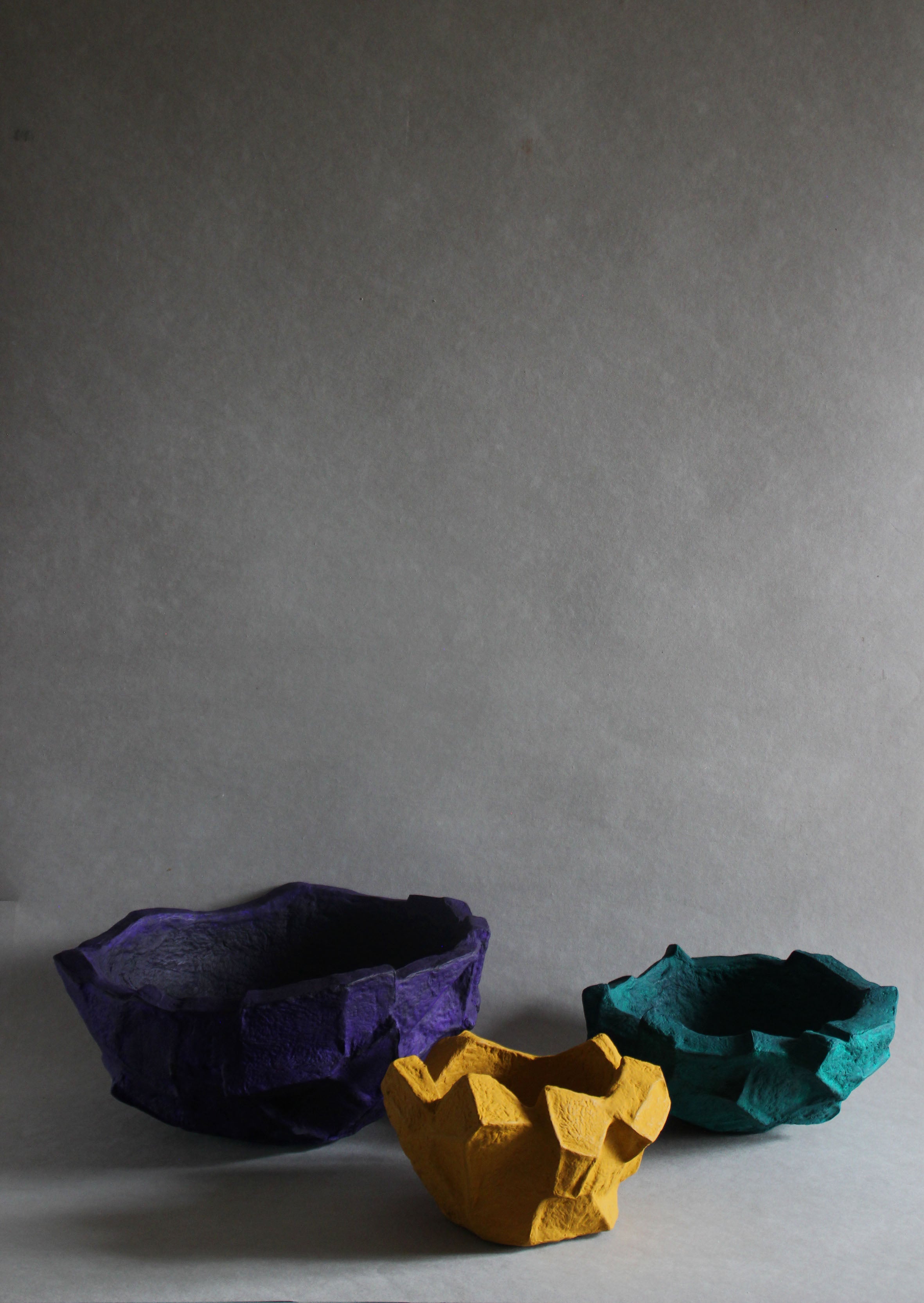 Langackerhäuslの半球状オブジェCaldera（カルデラ）。ハンドメイドペーパーにアクリルペイントを施した、直径約14cm〜19cmのオーストリア製ハンドメイドの紙の器・インテリア。