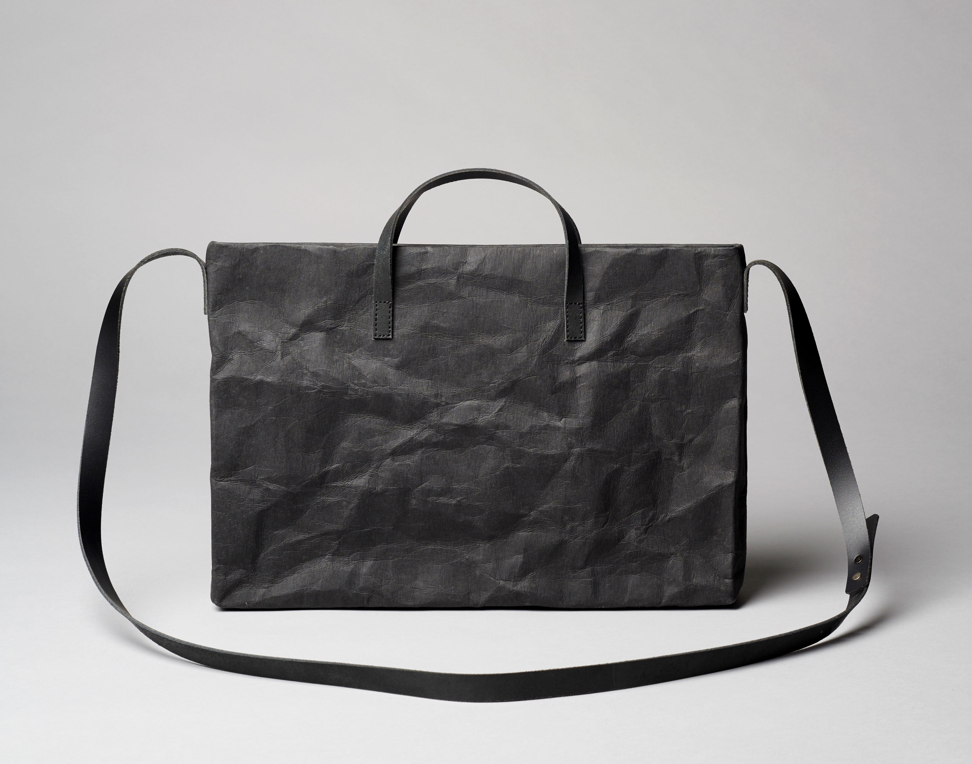 Langackerhäuslの2wayブリーフケースDOCENT（ドセント）。特殊加工紙の端正なフォルムとドイツ製レザーが調和し、PCや書類をスマートに収める、オーストリア製ハンドメイドビジネスバッグ。